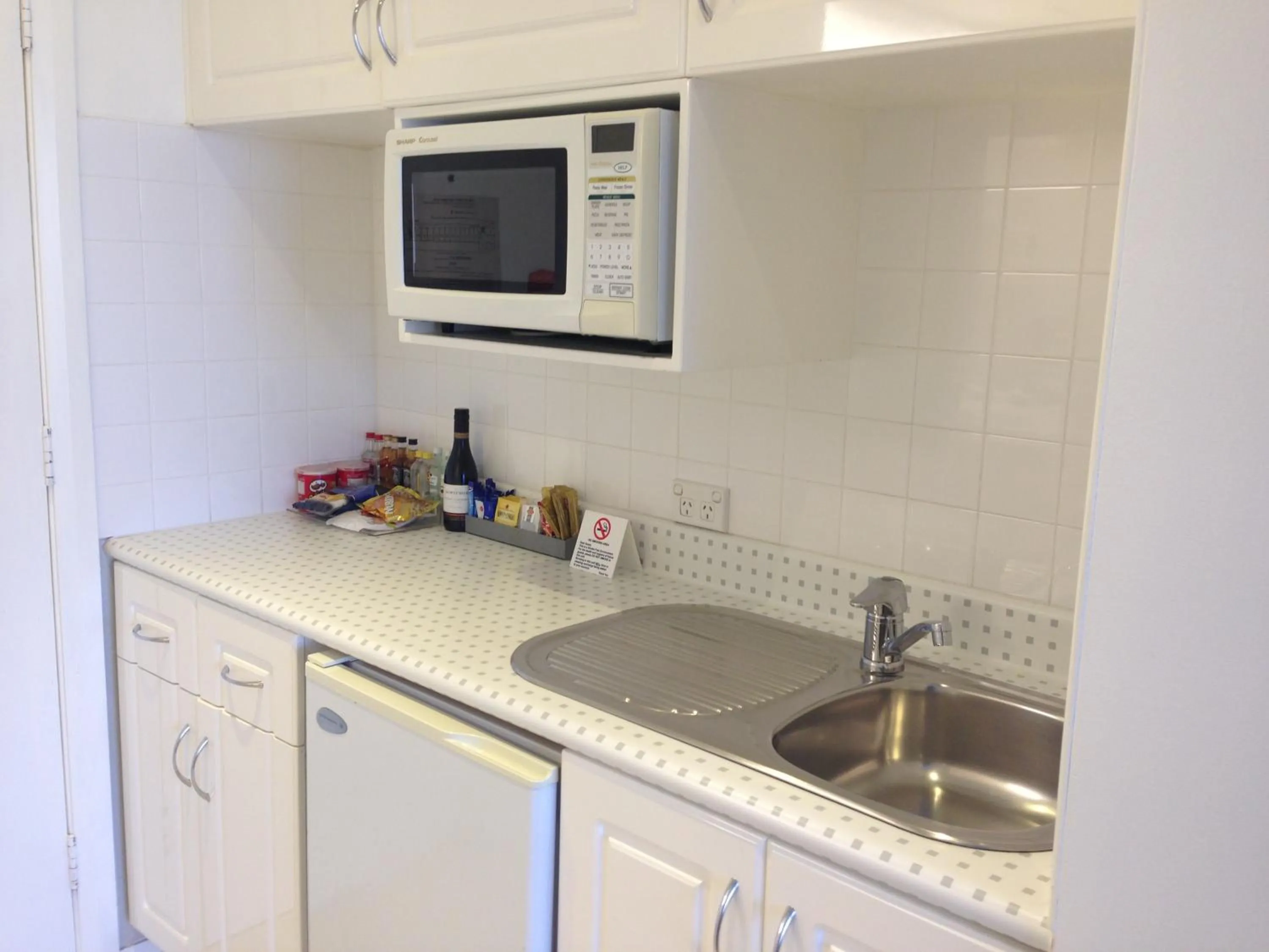 Kitchen or kitchenette in Coogee Sands Hotel & Apartments