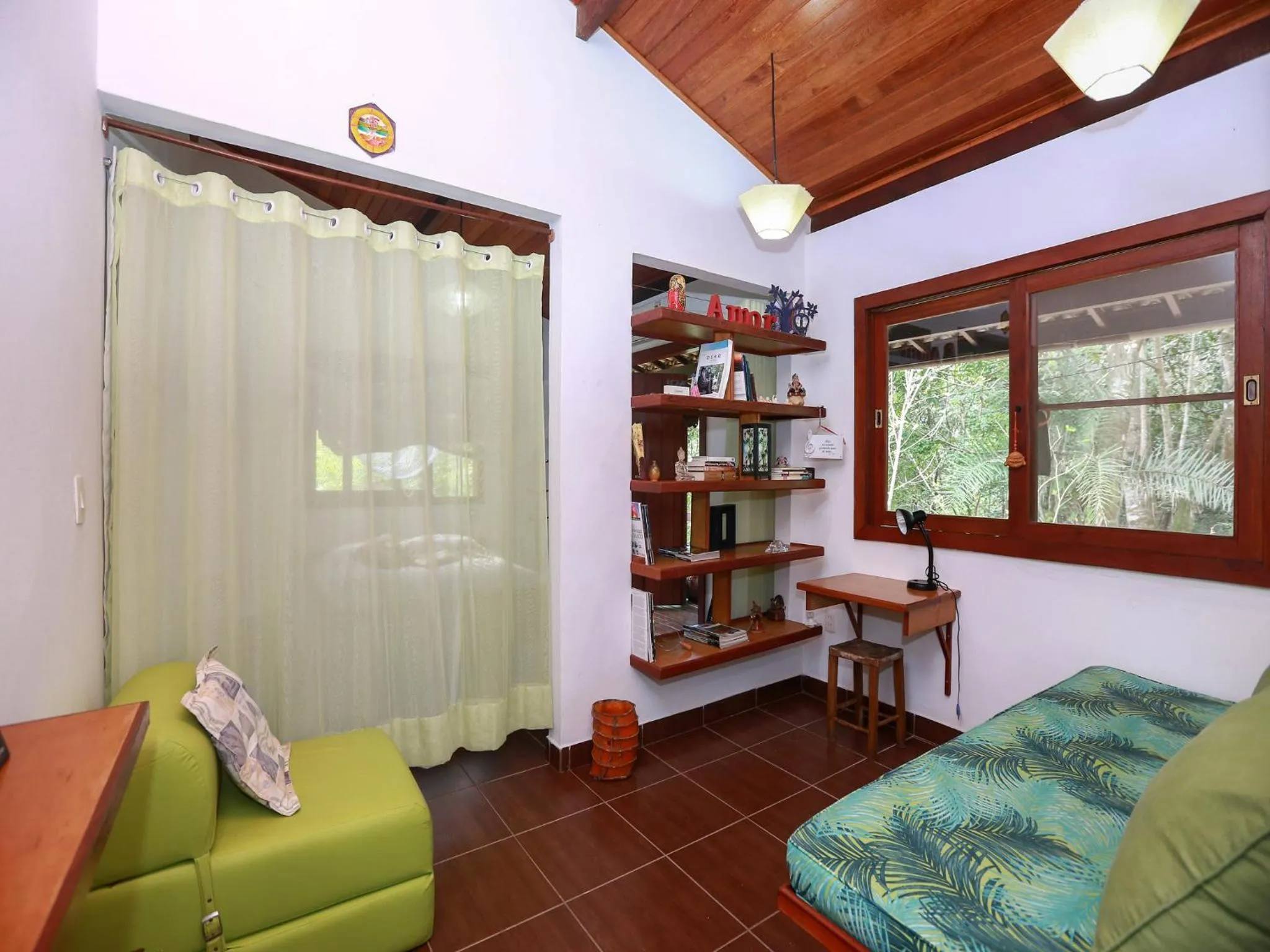 Library in Recanto dos Pássaros Zen Apartamentos em meio de Natureza