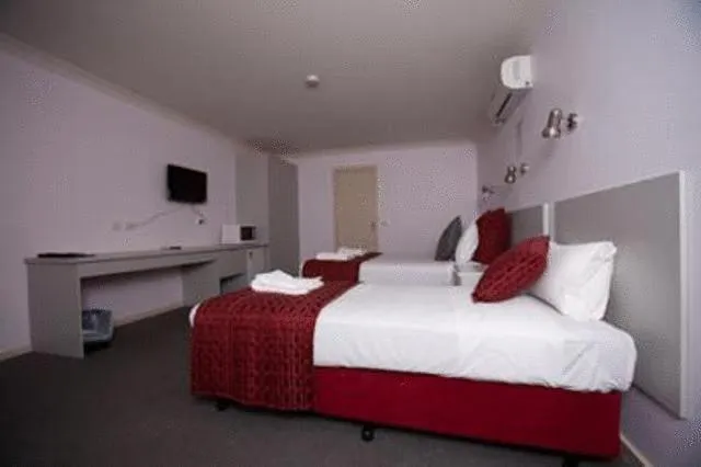 Photo of the whole room, Bed in Hume Villa Motor Inn UNDER NEW MANAGEMENT