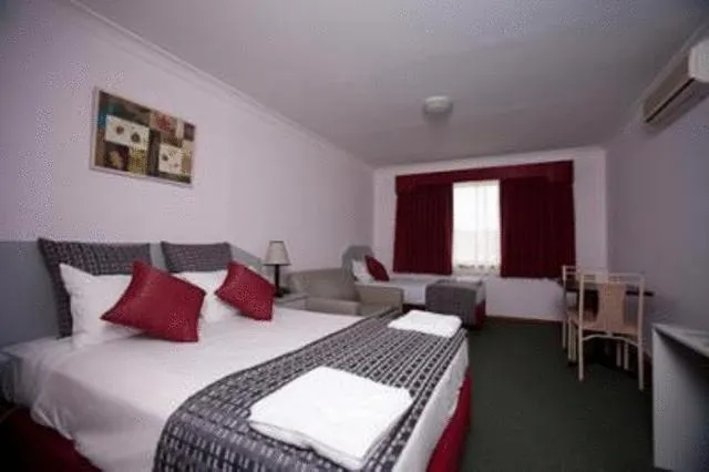 Photo of the whole room, Bed in Hume Villa Motor Inn UNDER NEW MANAGEMENT