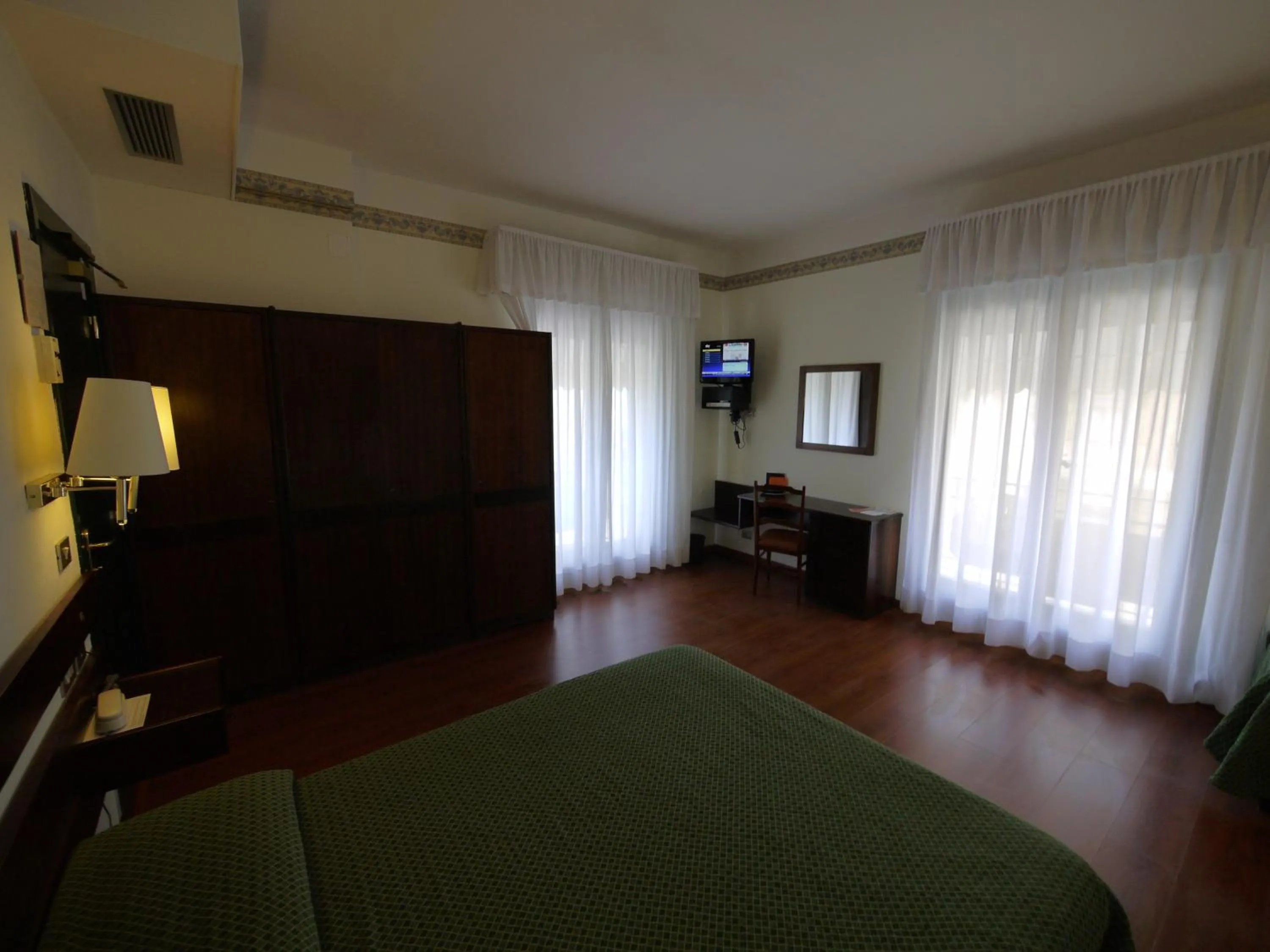 TV and multimedia, Bed in Hotel Piccadilly