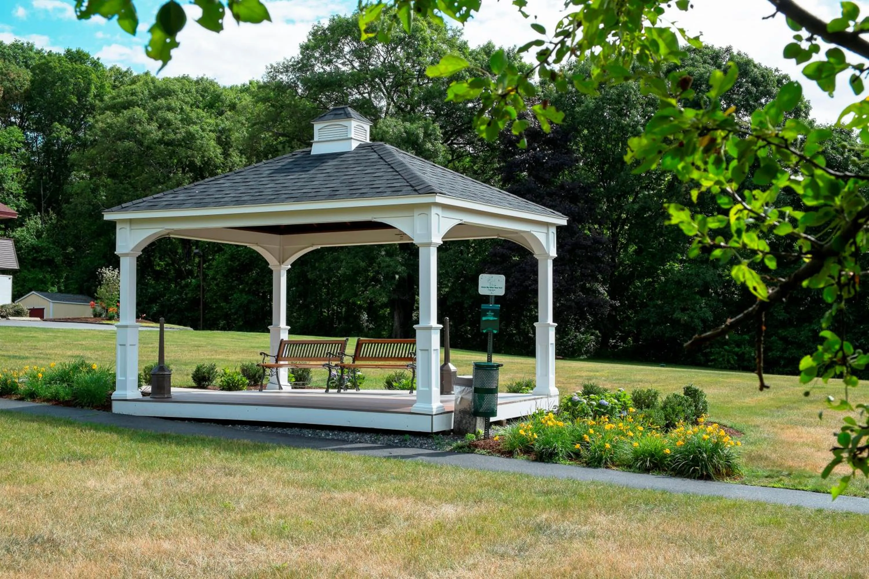Garden in Red Roof Inn Boston - Southborough/Worcester