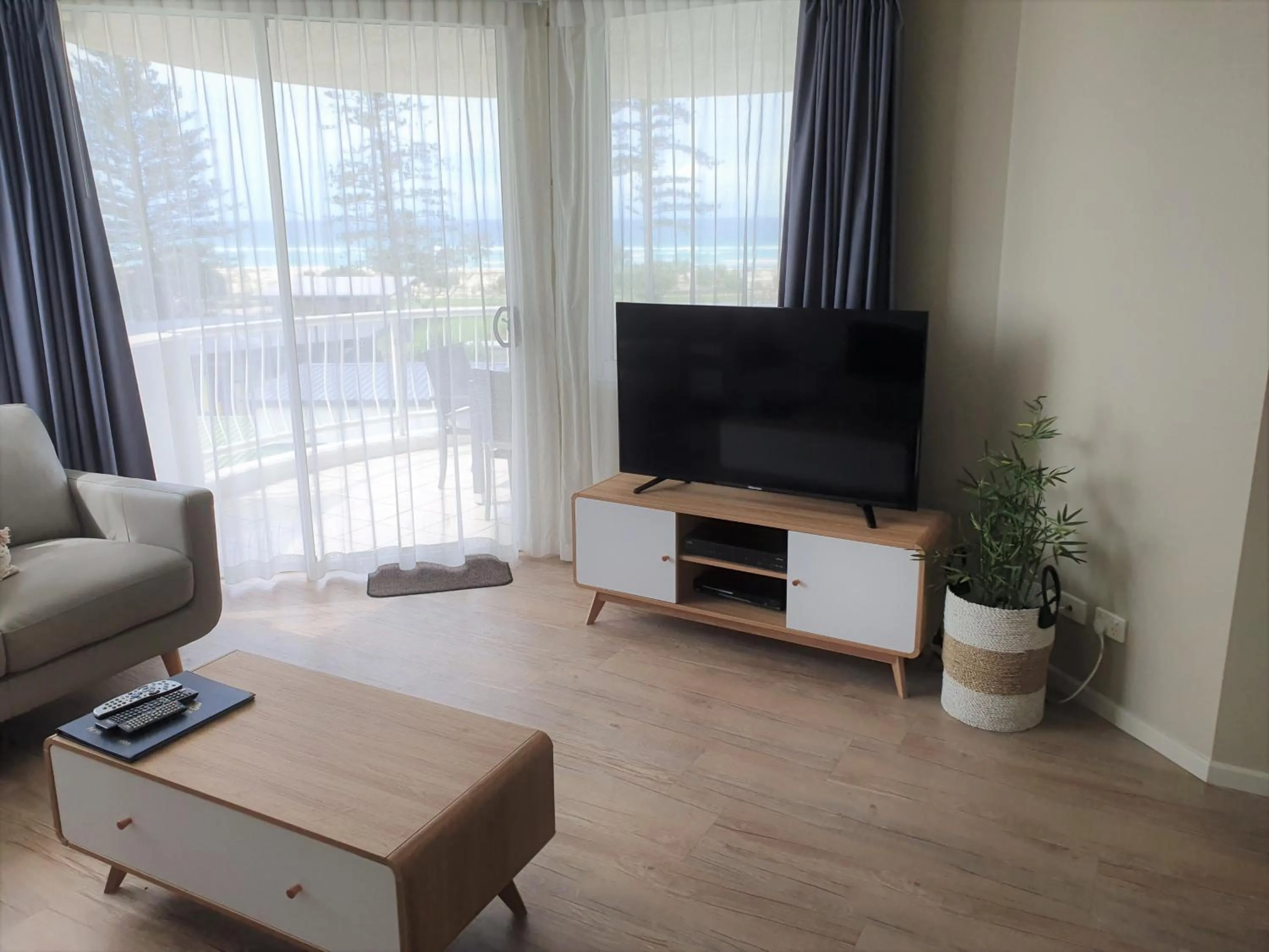 TV and multimedia in Kirra Beach Apartments