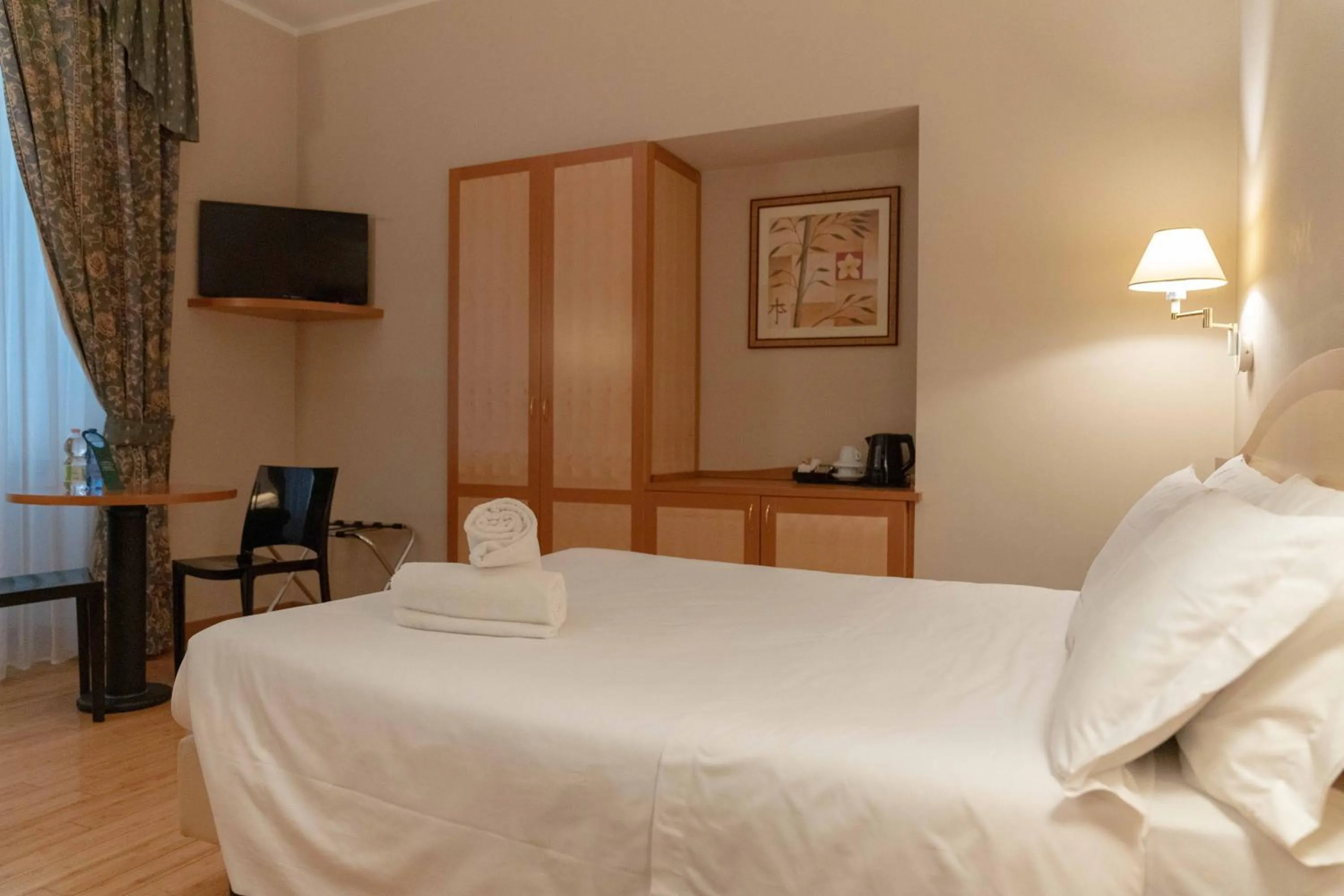 Bedroom, Bed in Hotel Bologna