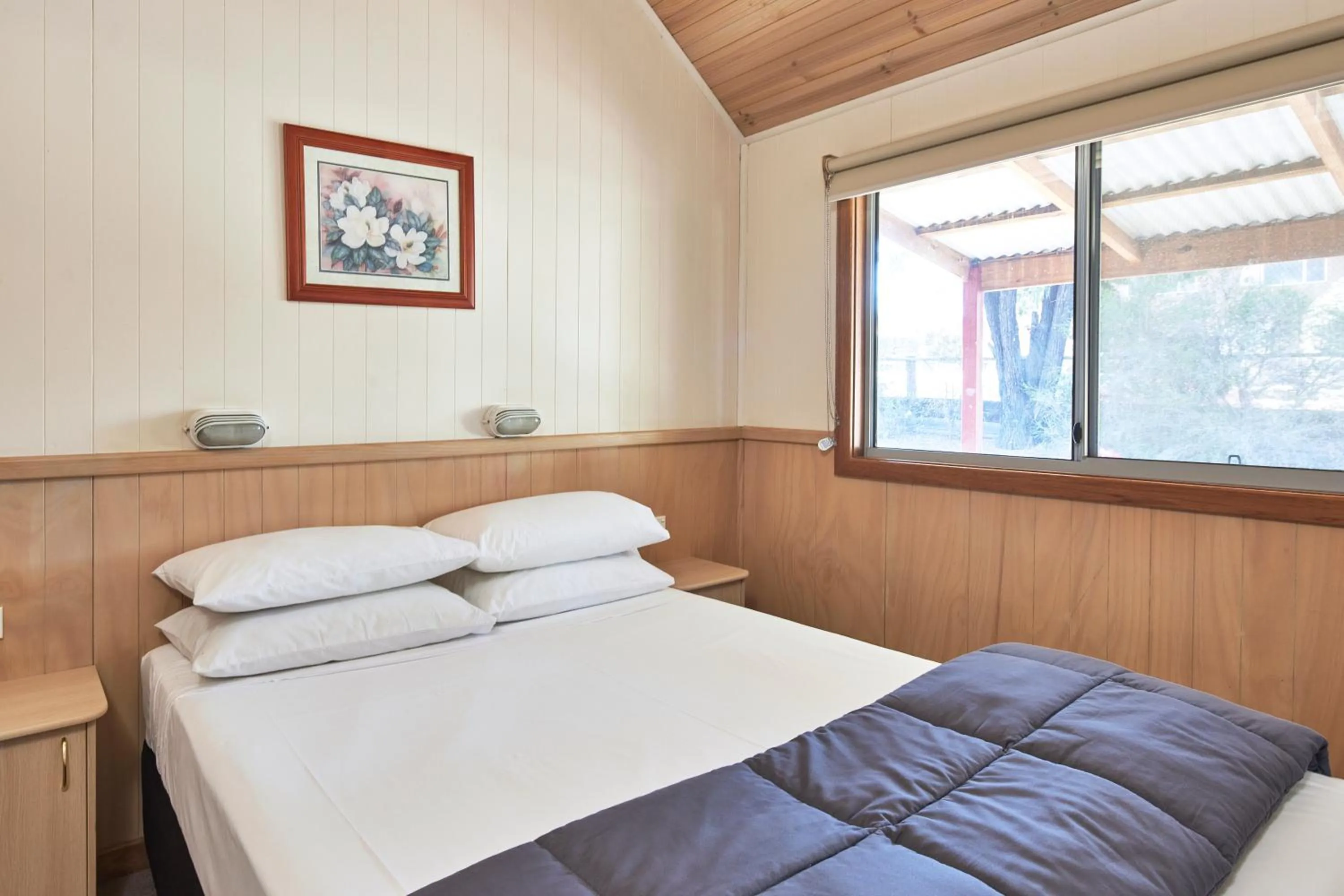 Bed in NRMA Bathurst Panorama Holiday Park