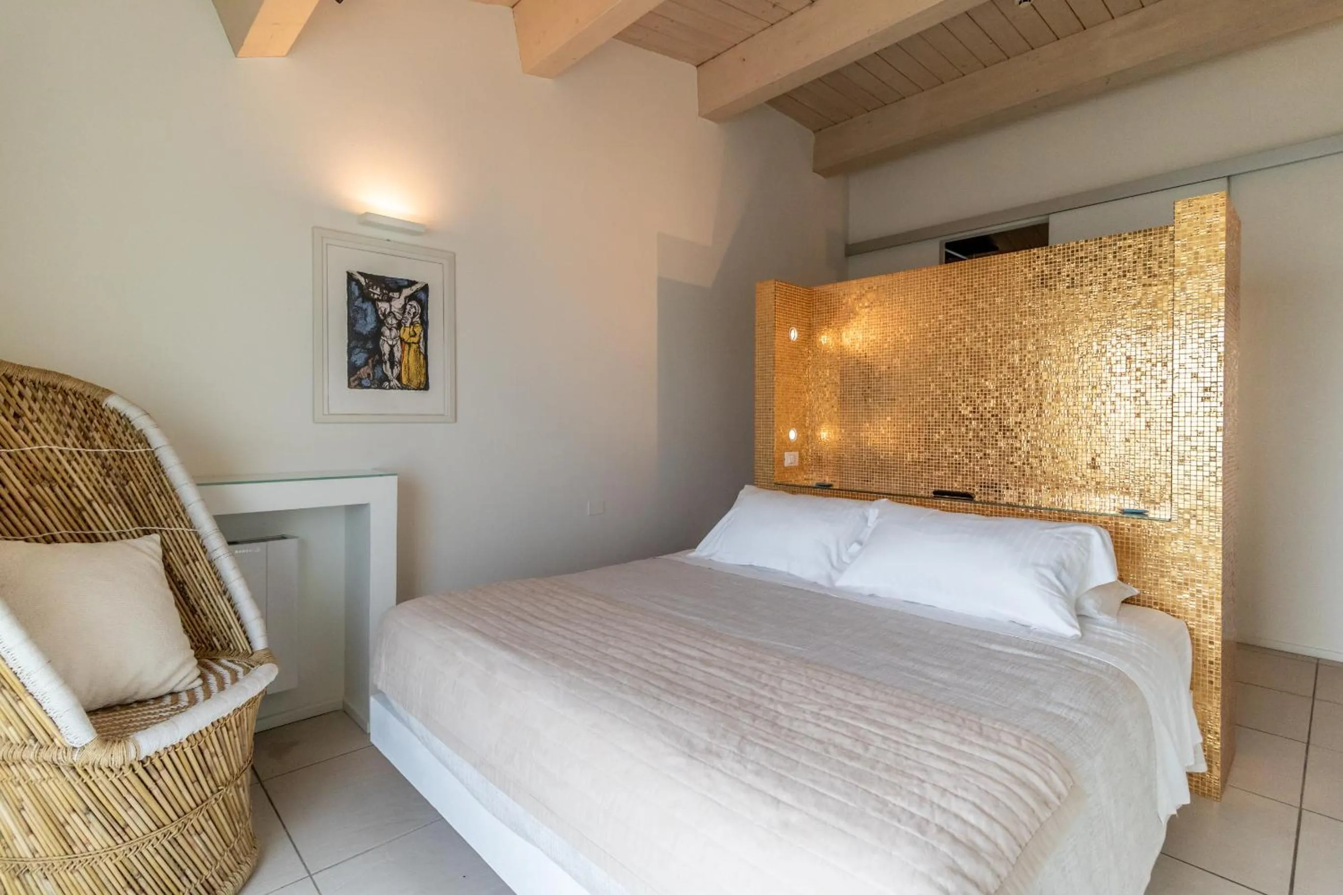 Photo of the whole room, Bed in Vistamare Suite