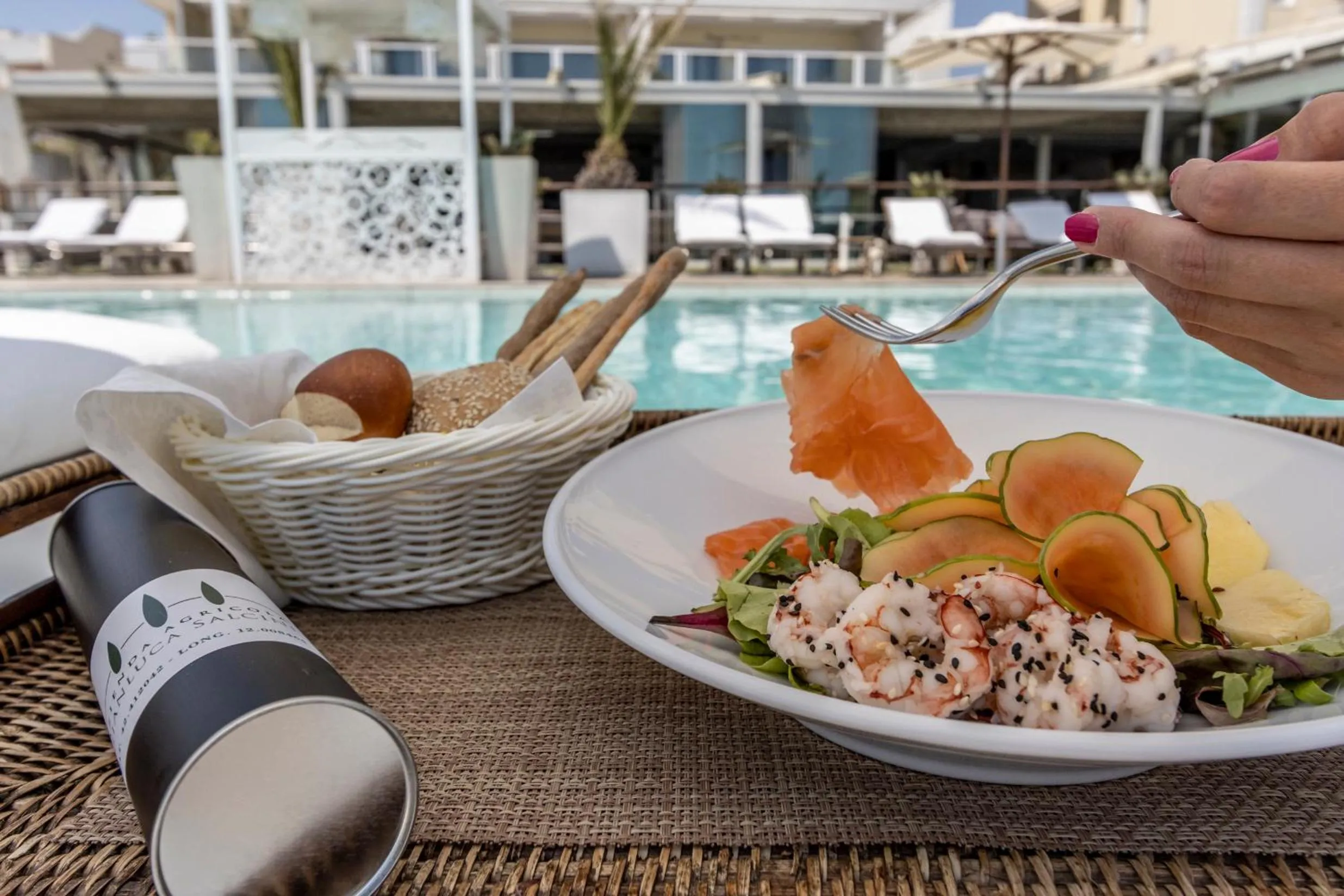 Restaurant/places to eat in Vistamare Suite