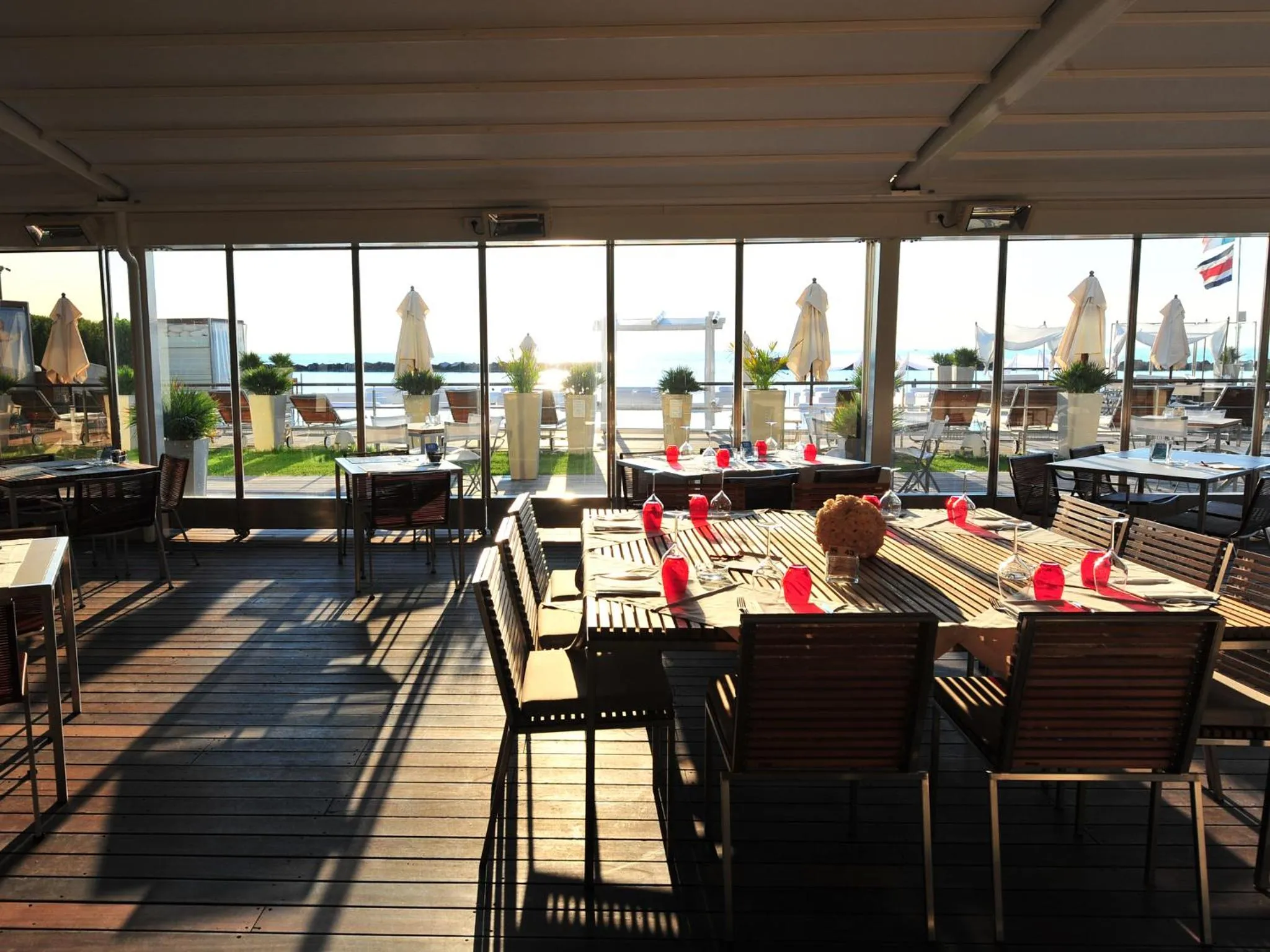 Restaurant/places to eat in Vistamare Suite