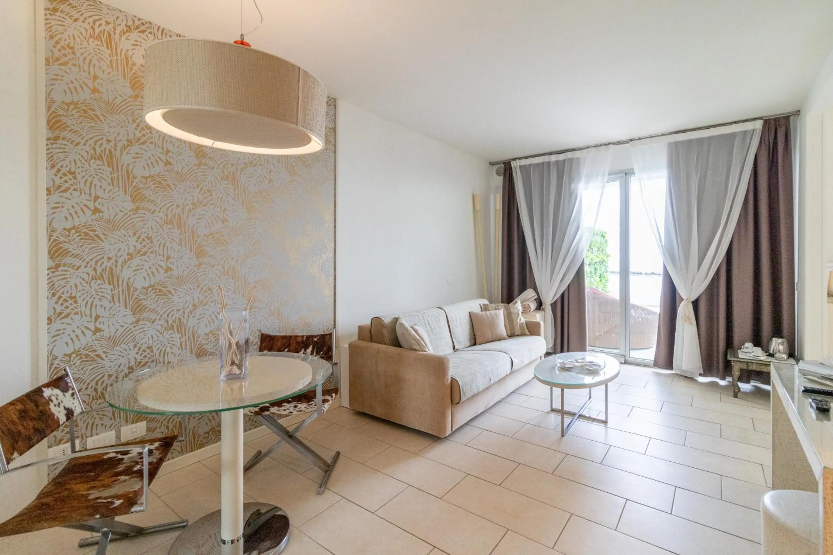 Seating area in Vistamare Suite