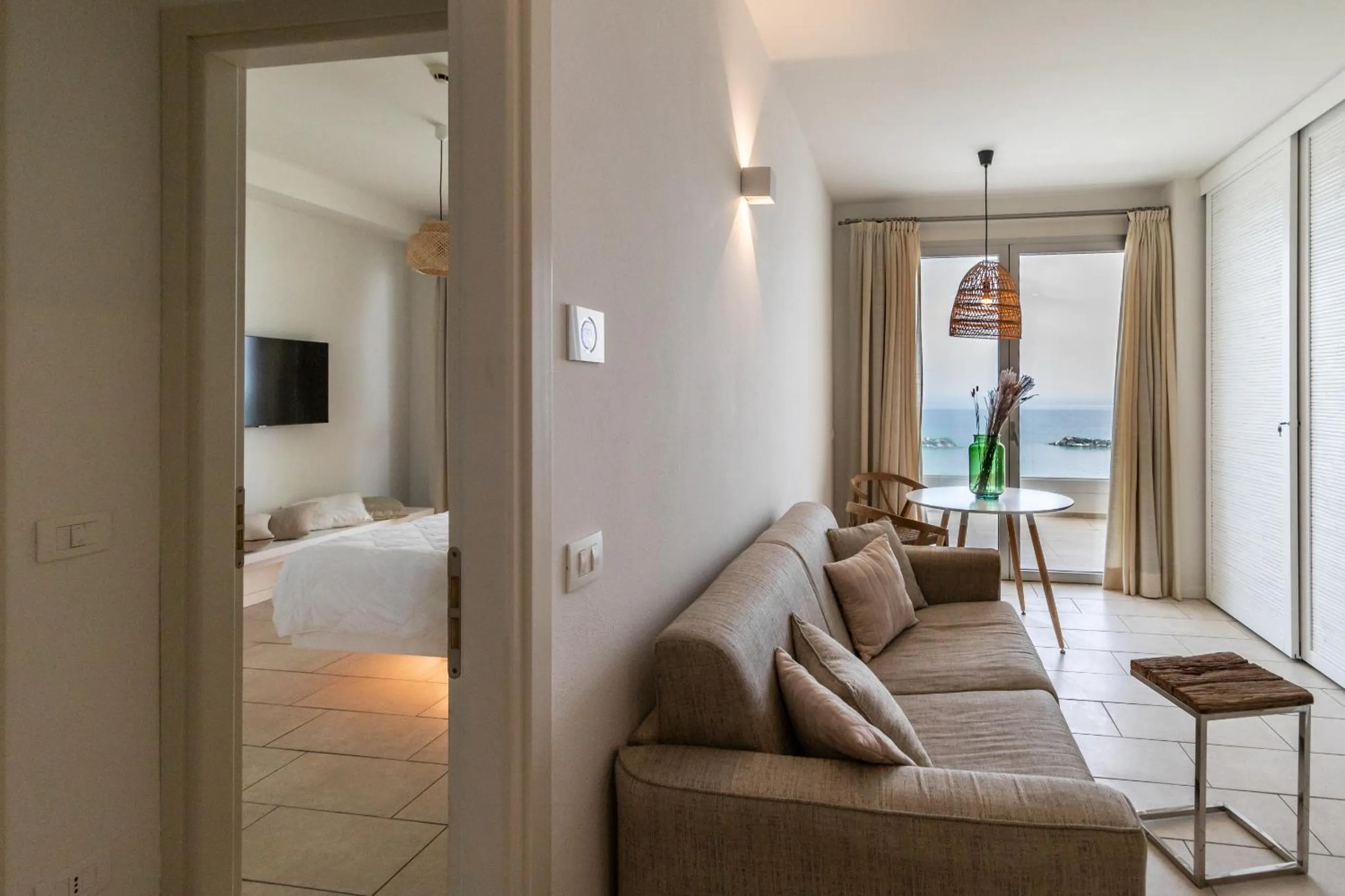 Living room, Bed in Vistamare Suite