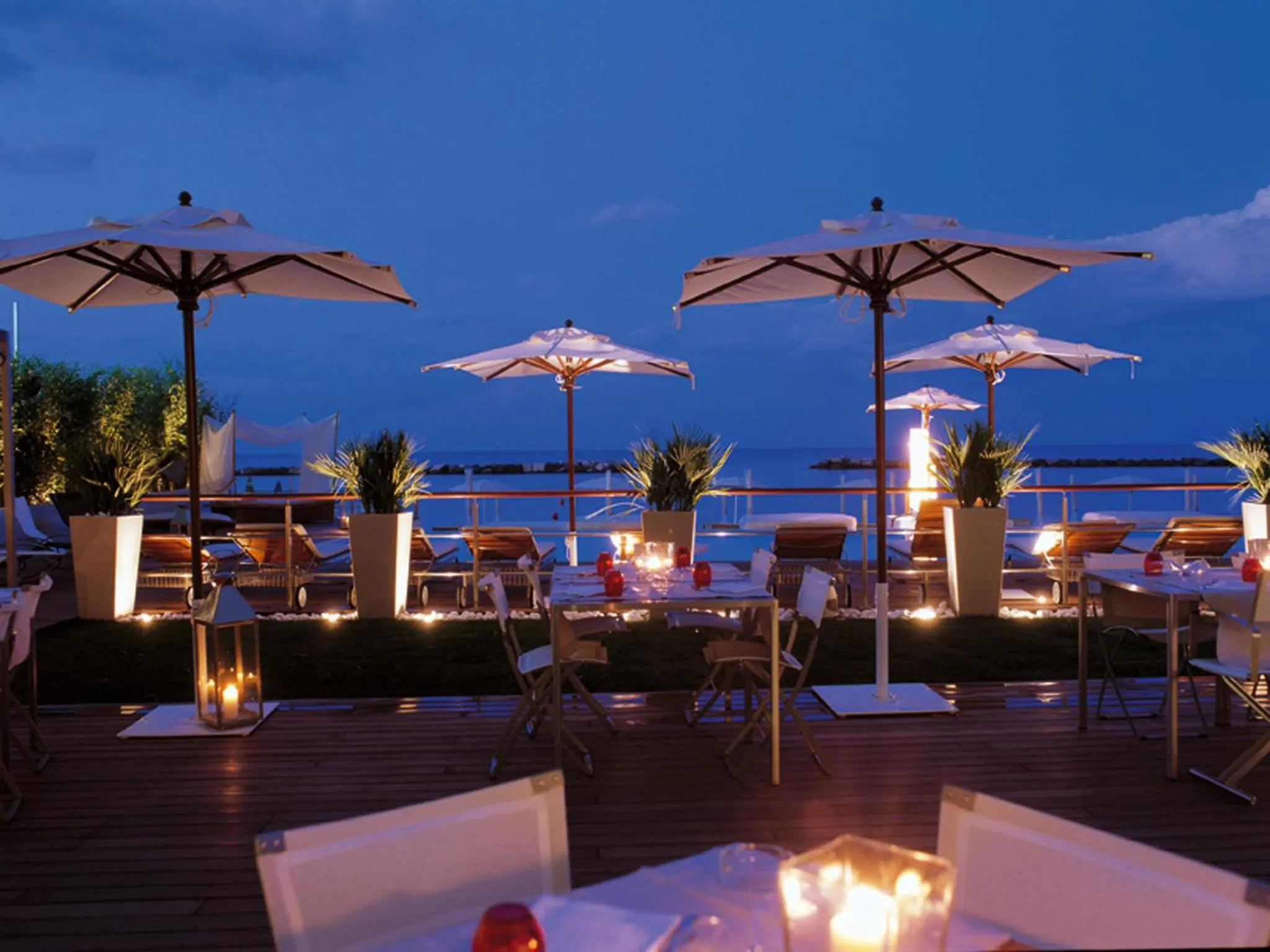 Restaurant/places to eat in Vistamare Suite