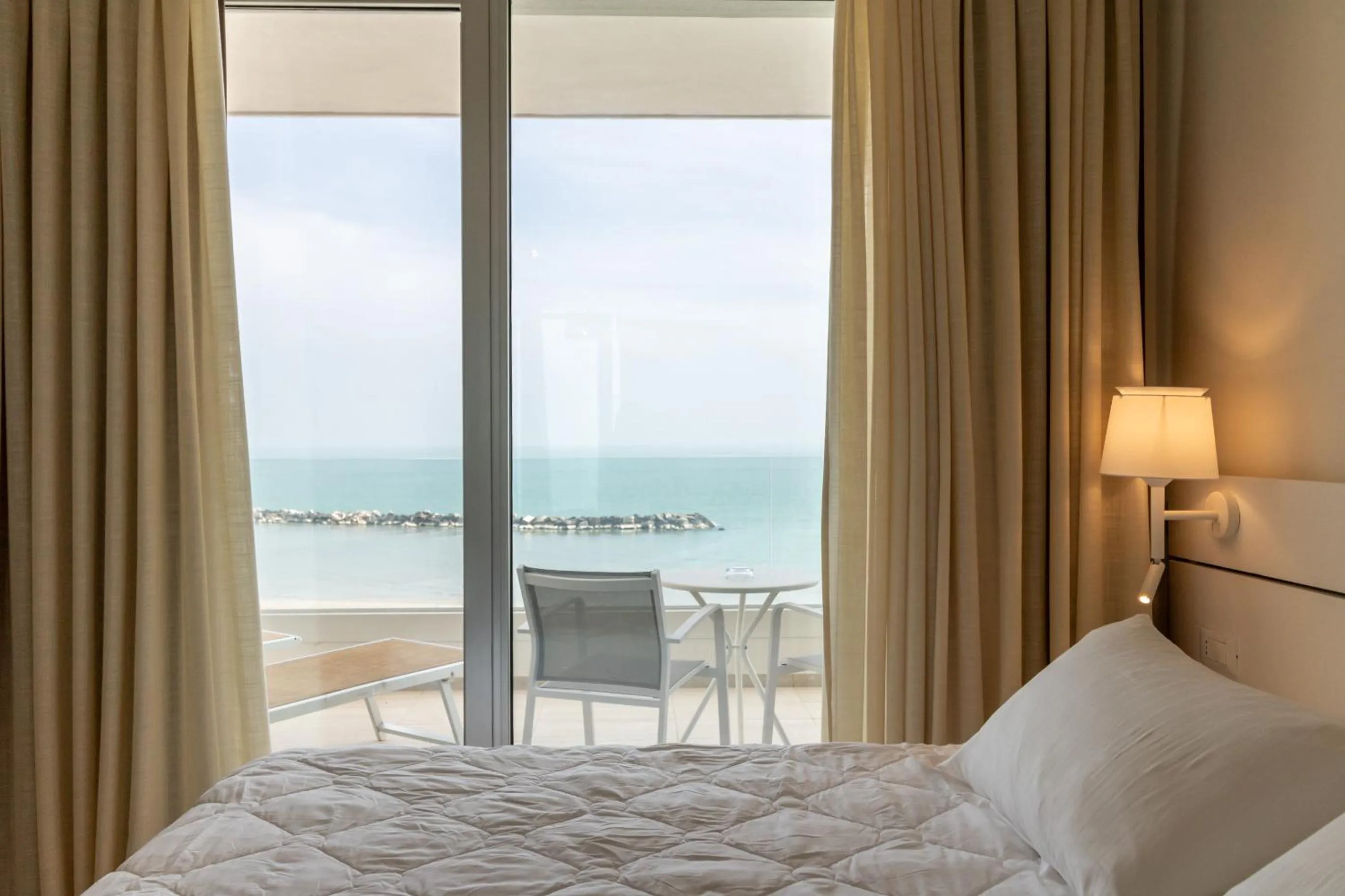 Sea view, Bed in Vistamare Suite