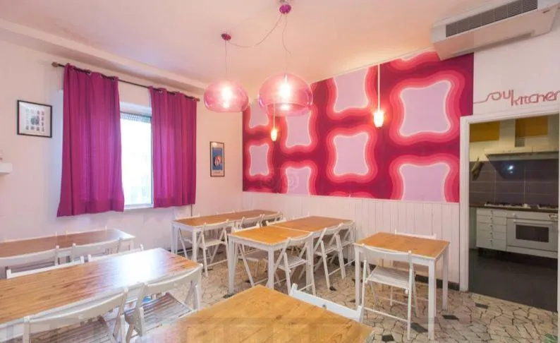 Restaurant/places to eat in Sunflower City Student Hostel & Bar