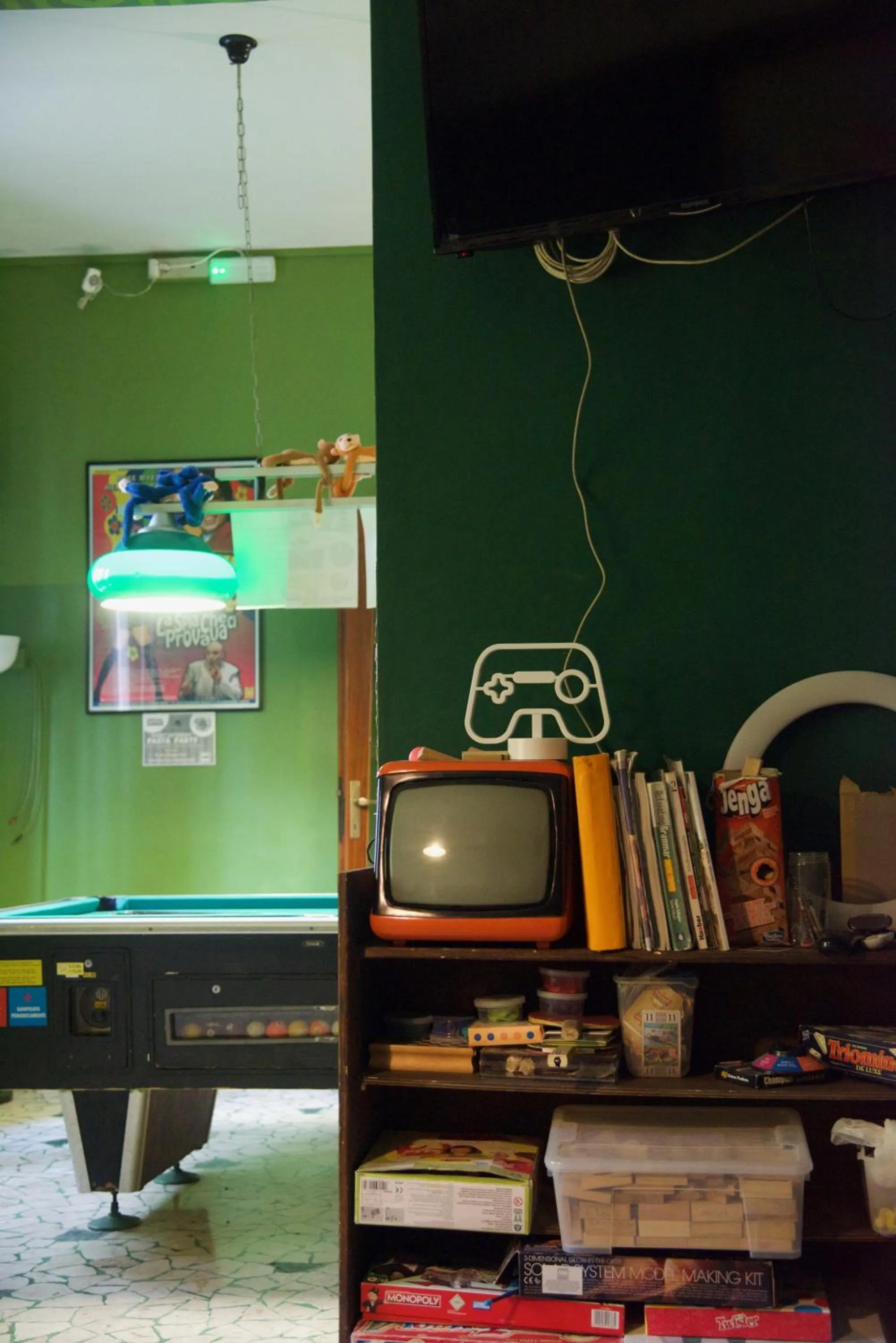 Communal lounge/ TV room in Sunflower City Student Hostel & Bar