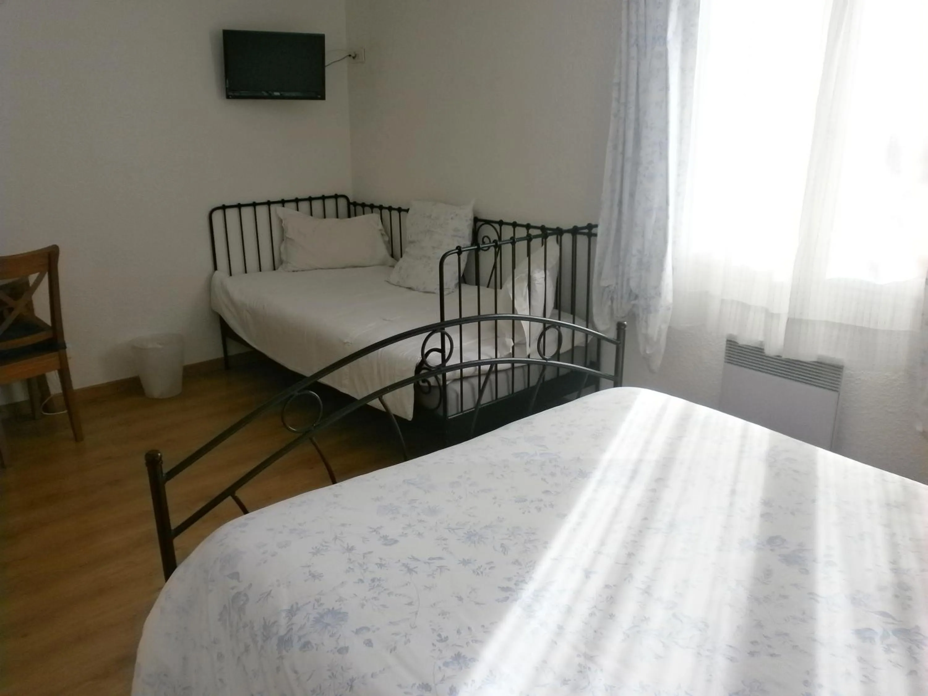 Bedroom in Hôtel Le Clos des Pins