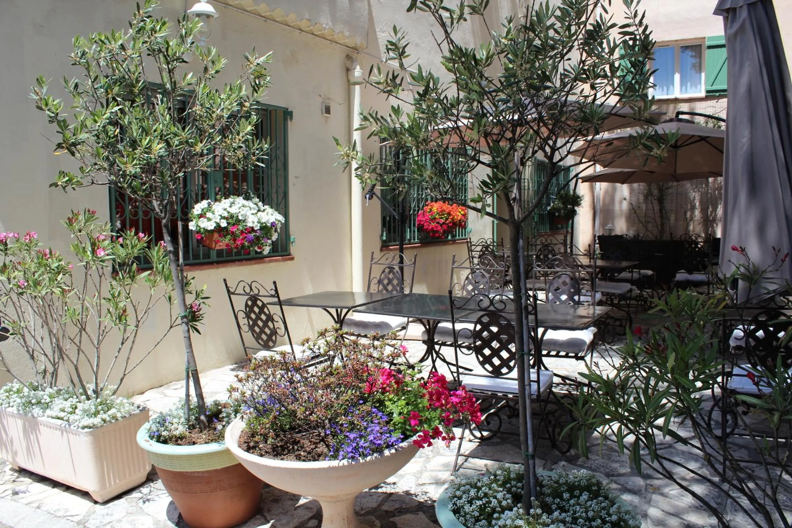 Patio in Hôtel Le Clos des Pins