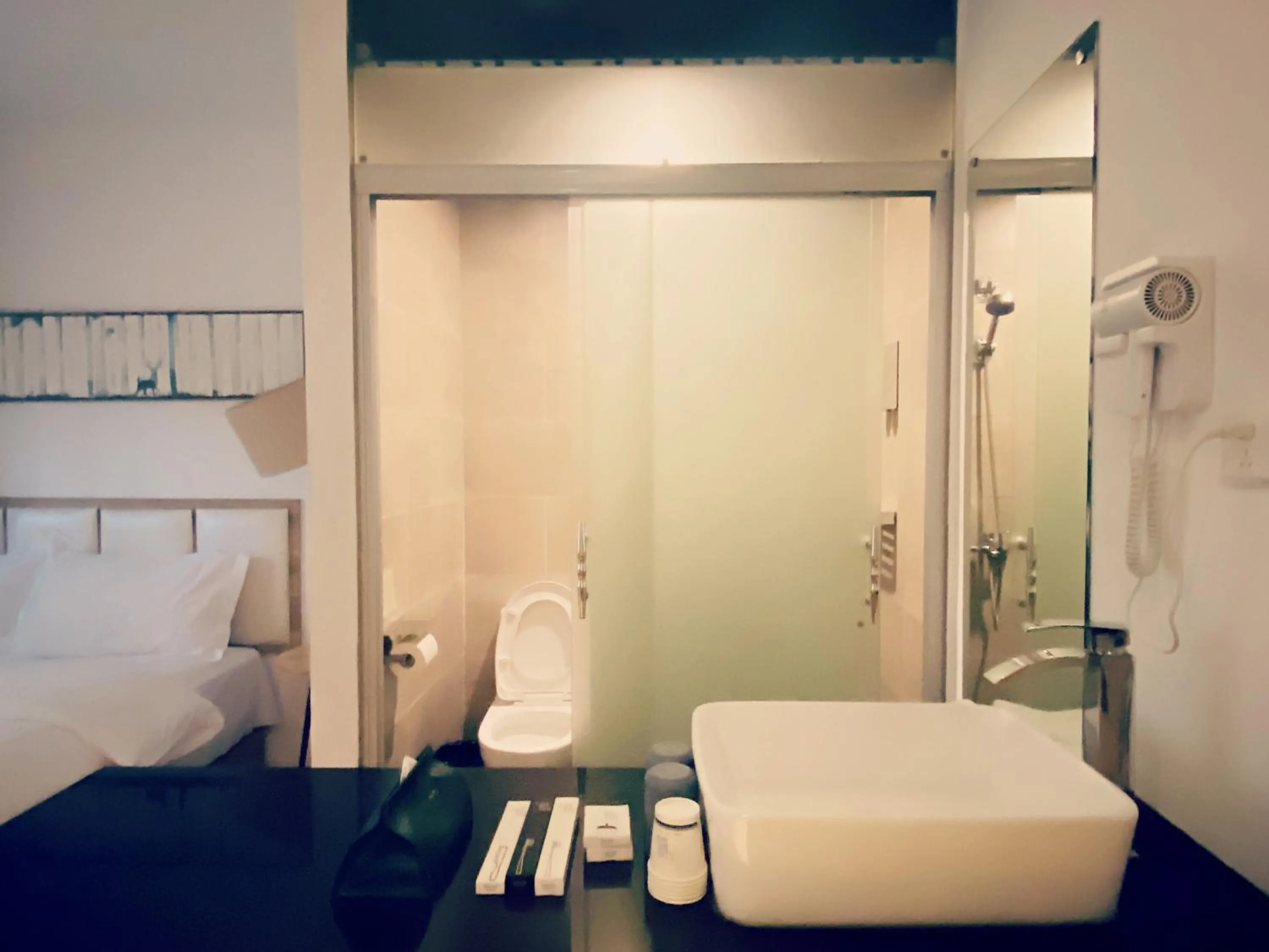 Bathroom, Bed in Dayin International Youth Hostel - Oriental Pearl & Lujiazui