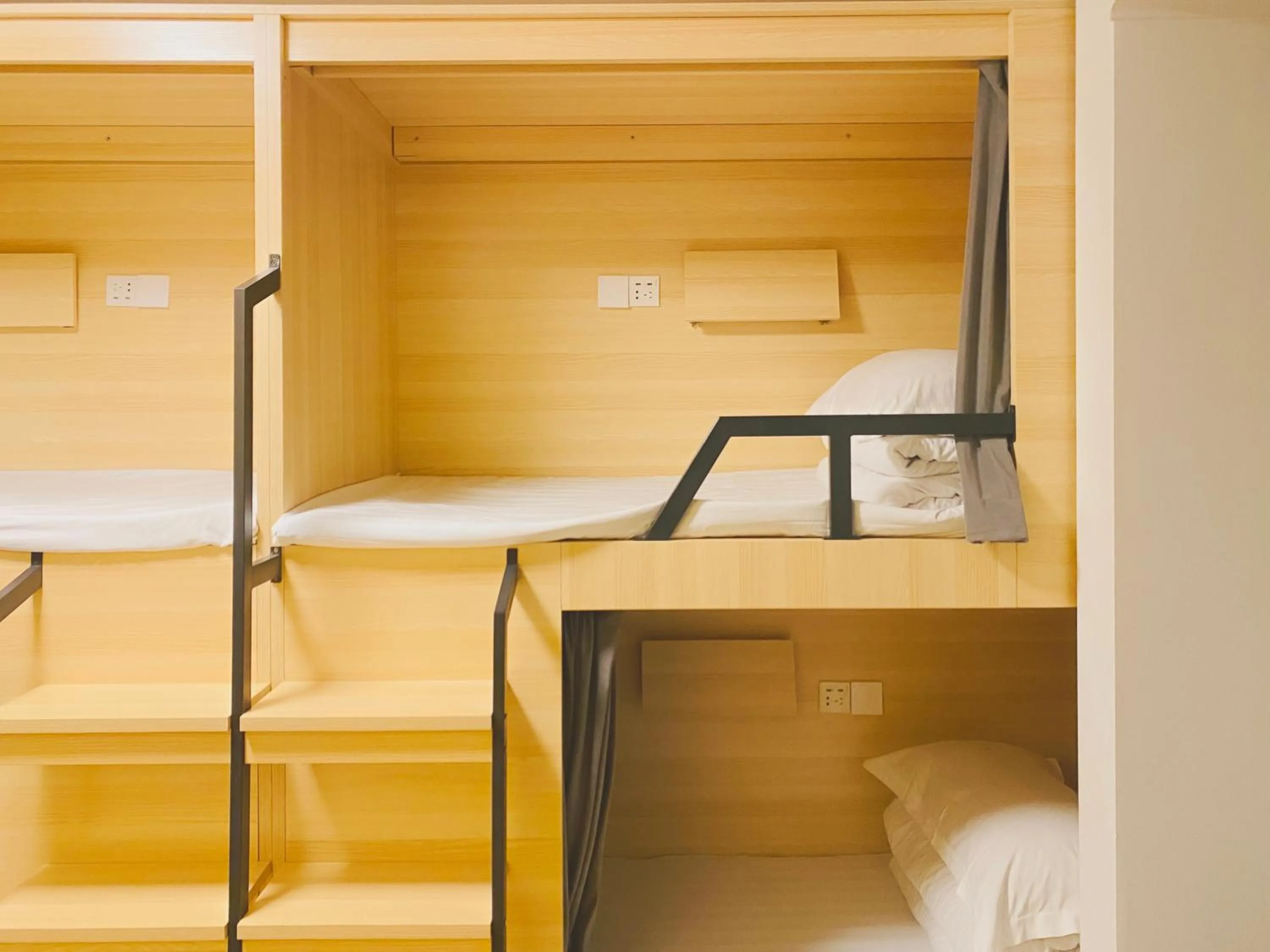 wardrobe, Bed in Dayin International Youth Hostel - Oriental Pearl & Lujiazui