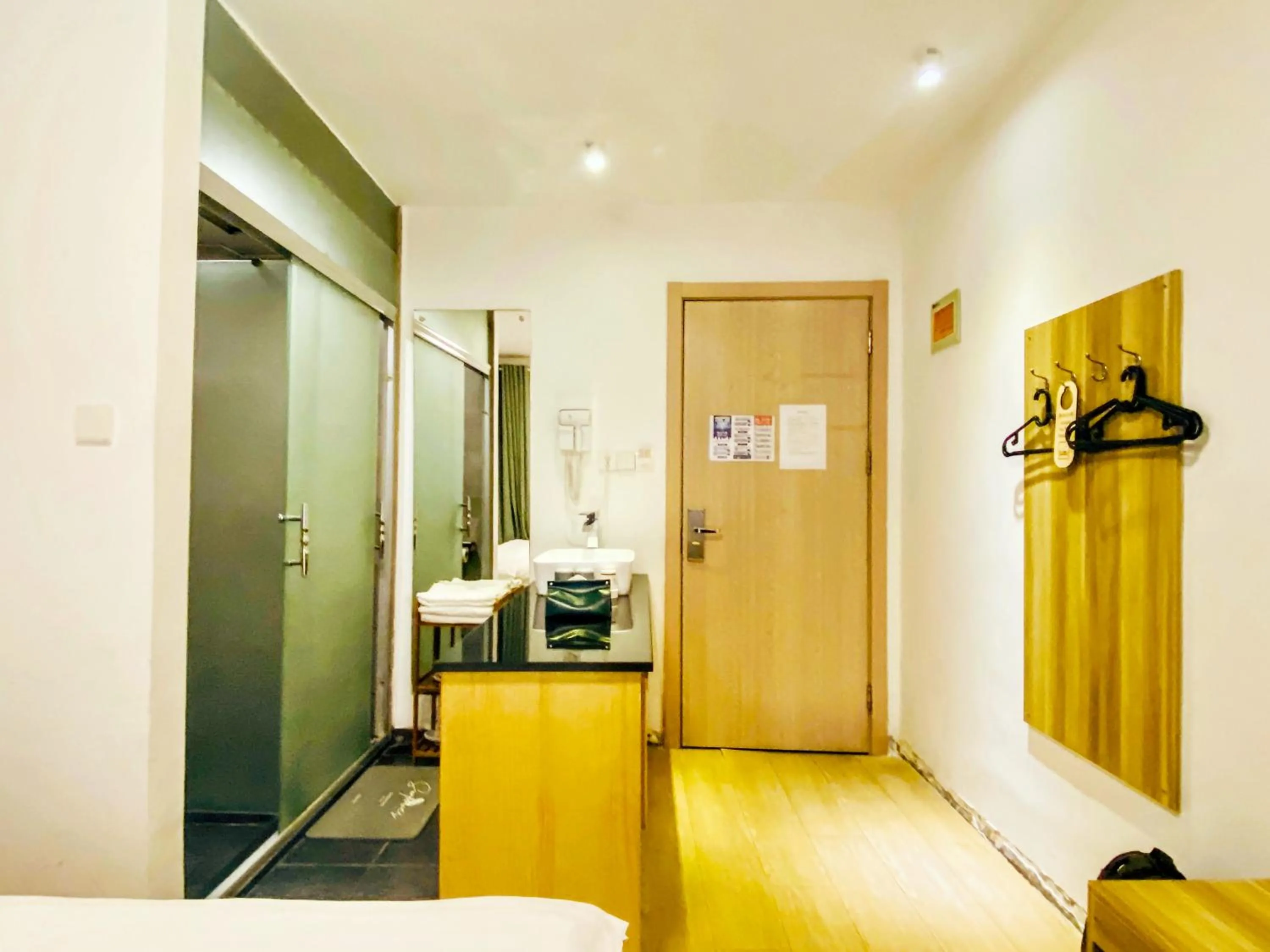 wardrobe in Dayin International Youth Hostel - Oriental Pearl & Lujiazui