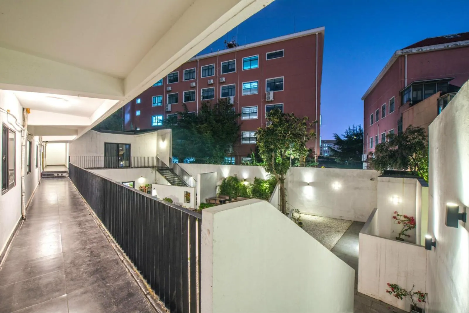 Night in Dayin International Youth Hostel - Oriental Pearl & Lujiazui