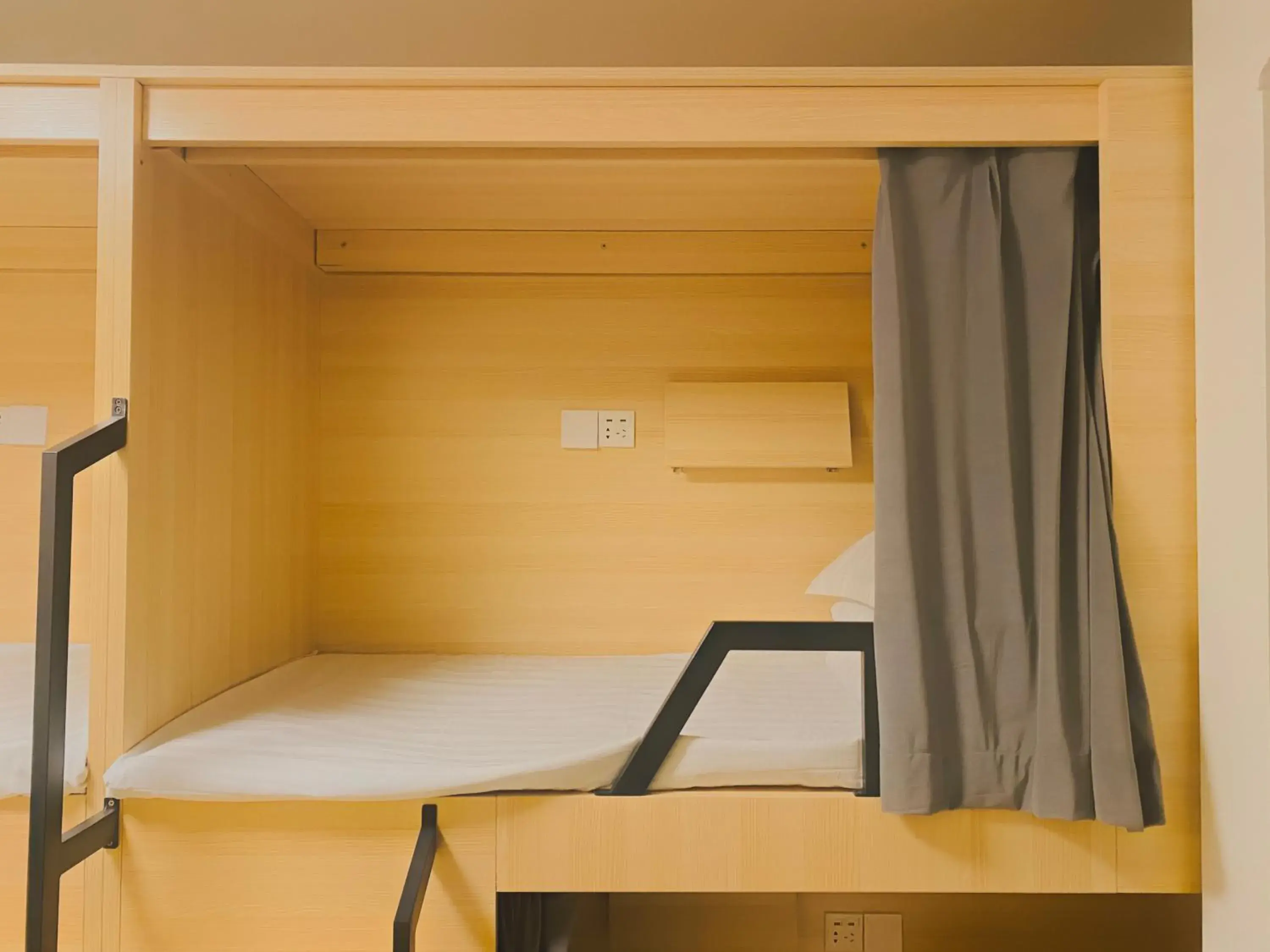 Bed in 8-Bed Male Dormitory Room with Shared Bathroom in Dayin International Youth Hostel - Oriental Pearl & Lujiazui Bed in 8-Bed Male Dormitory Room with Shared Bathroom in Dayin International Youth Hostel - Oriental Pearl & Lujiazui