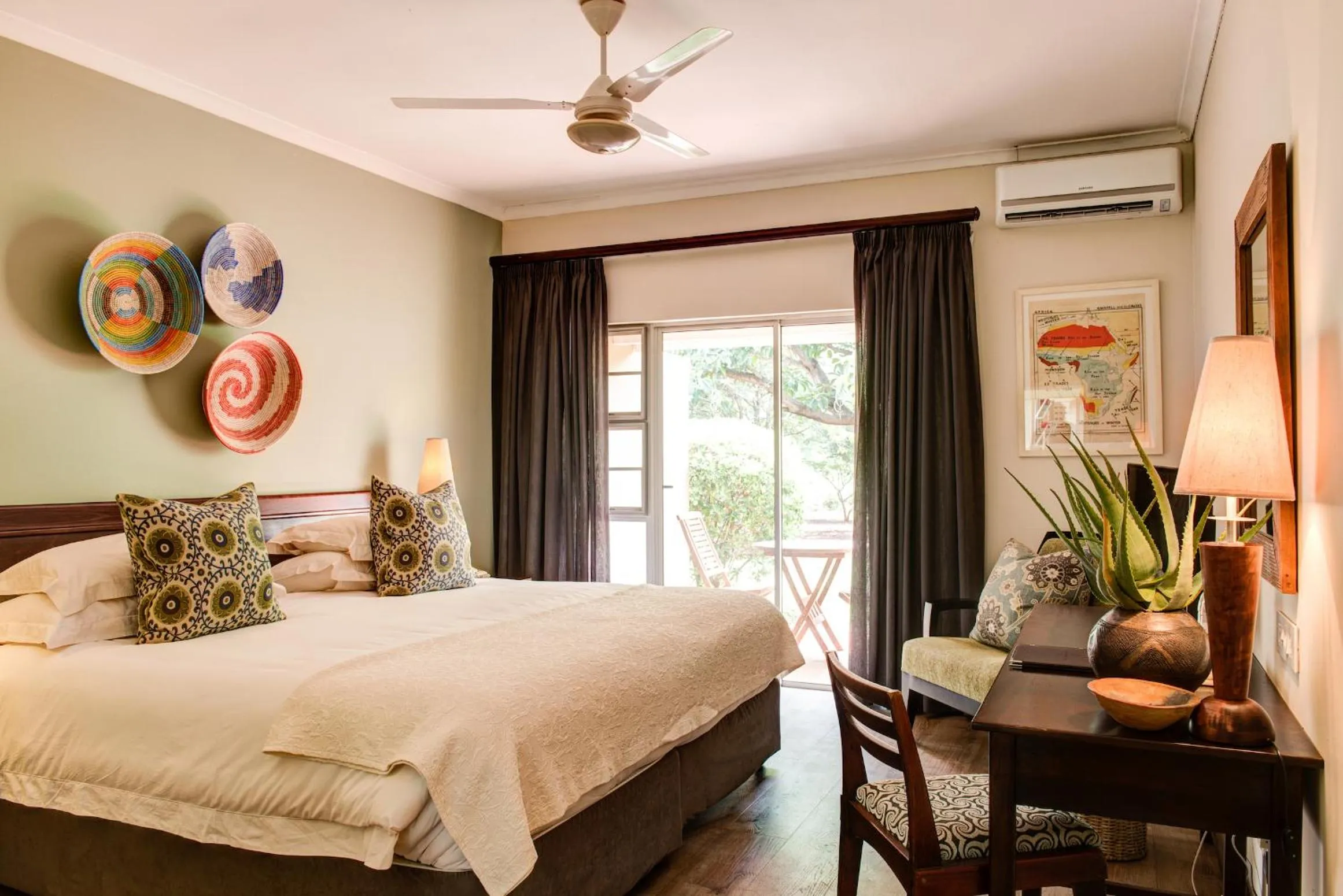 Patio, Bed in Ghost Mountain Inn