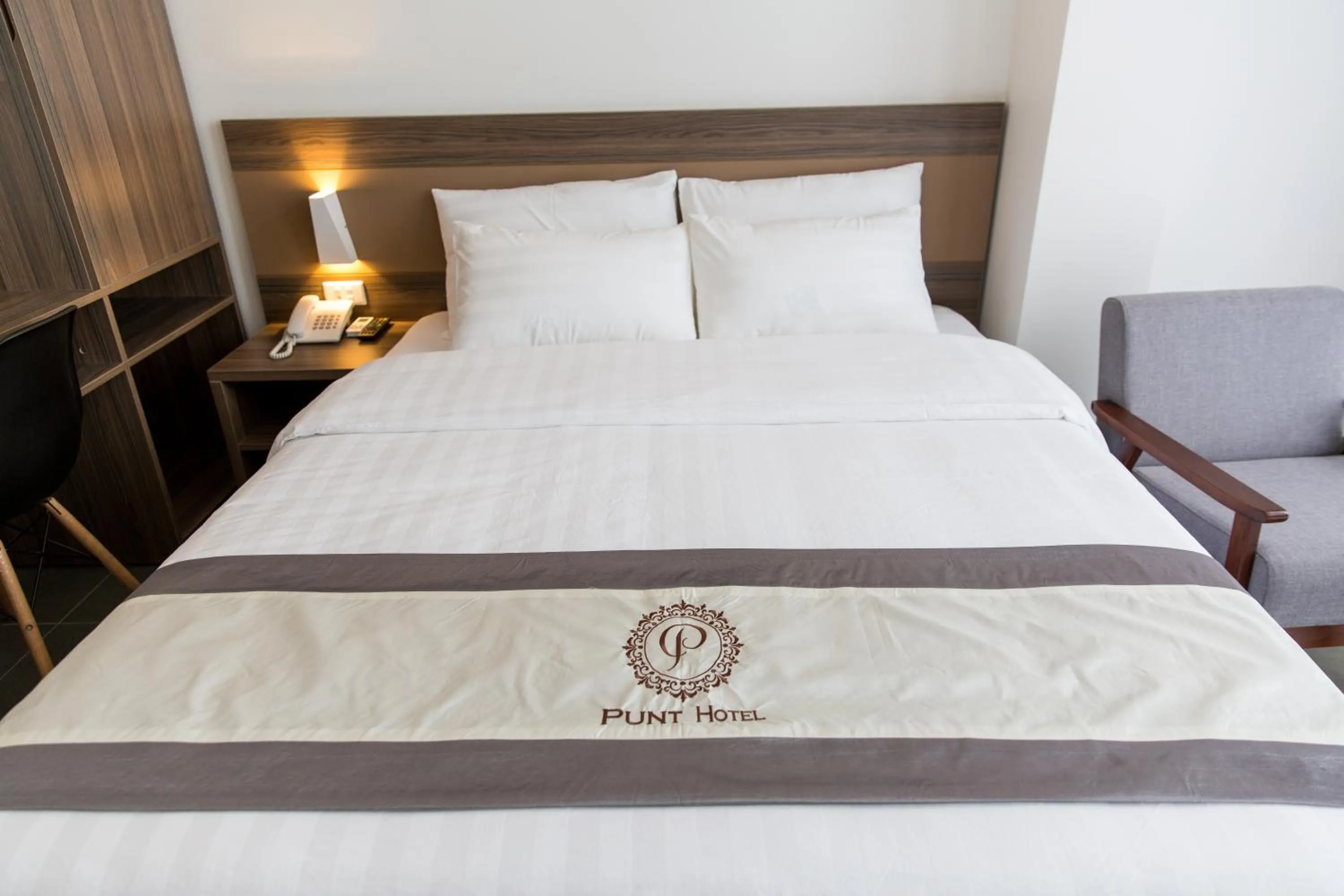 Bedroom, Bed in Punt Hotel