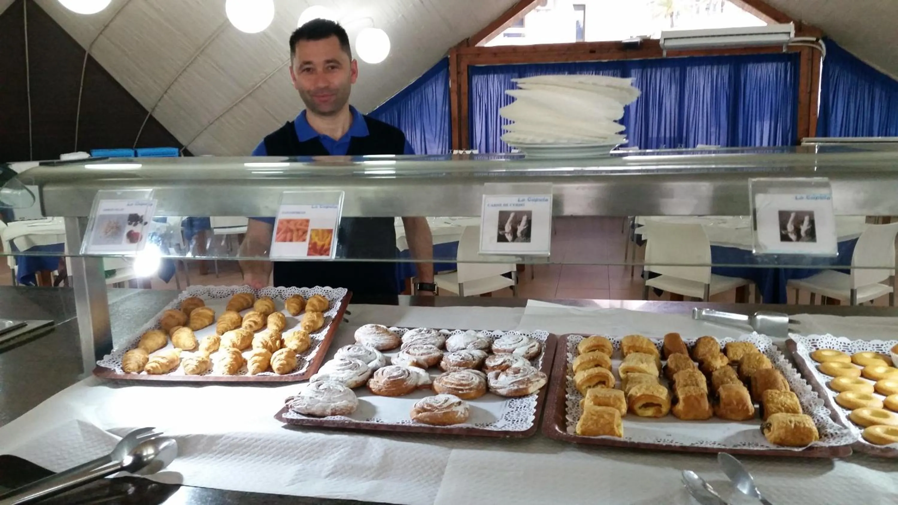 Buffet breakfast in Apartamentos Complejo Eurhostal