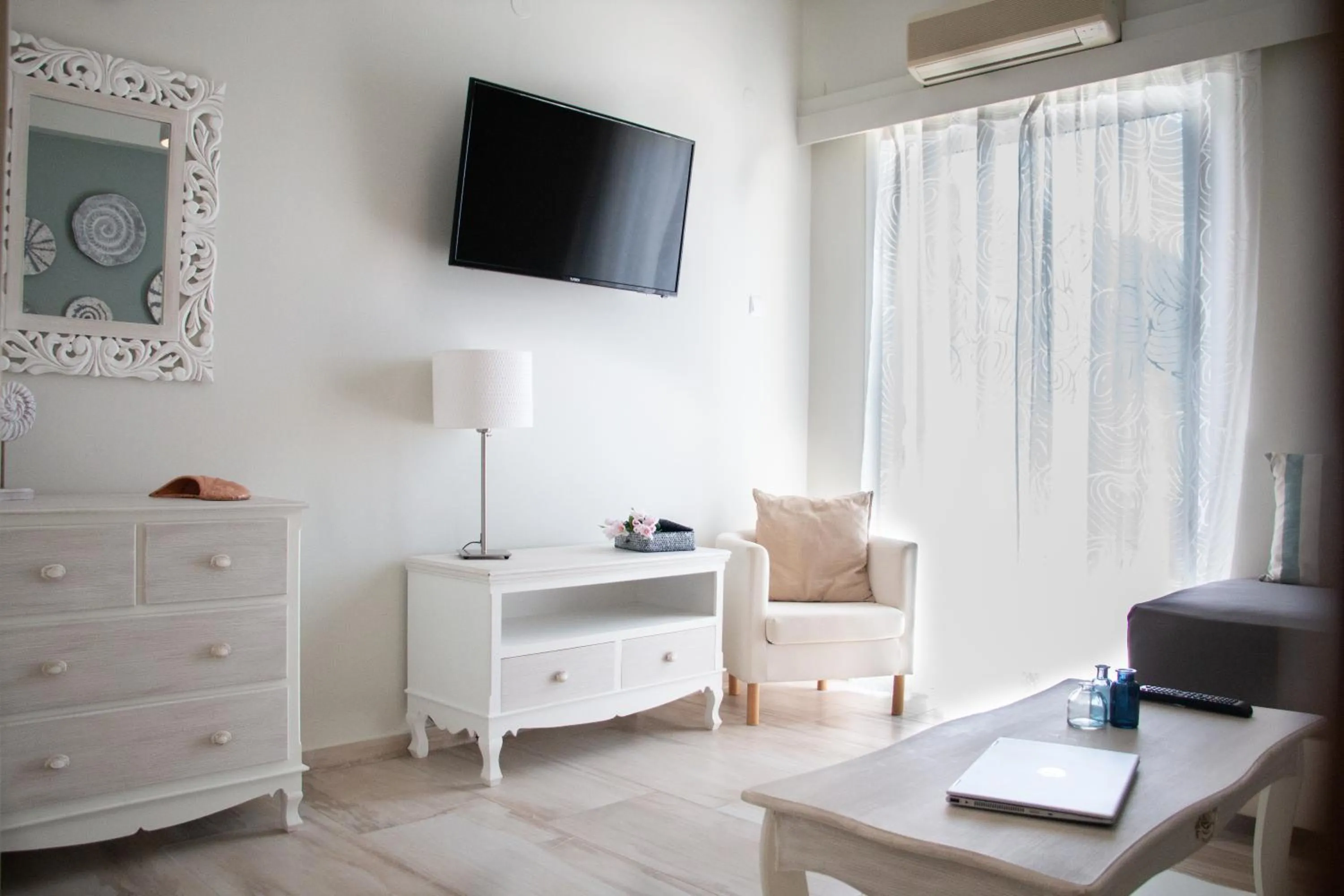 TV and multimedia in Helen Hotel