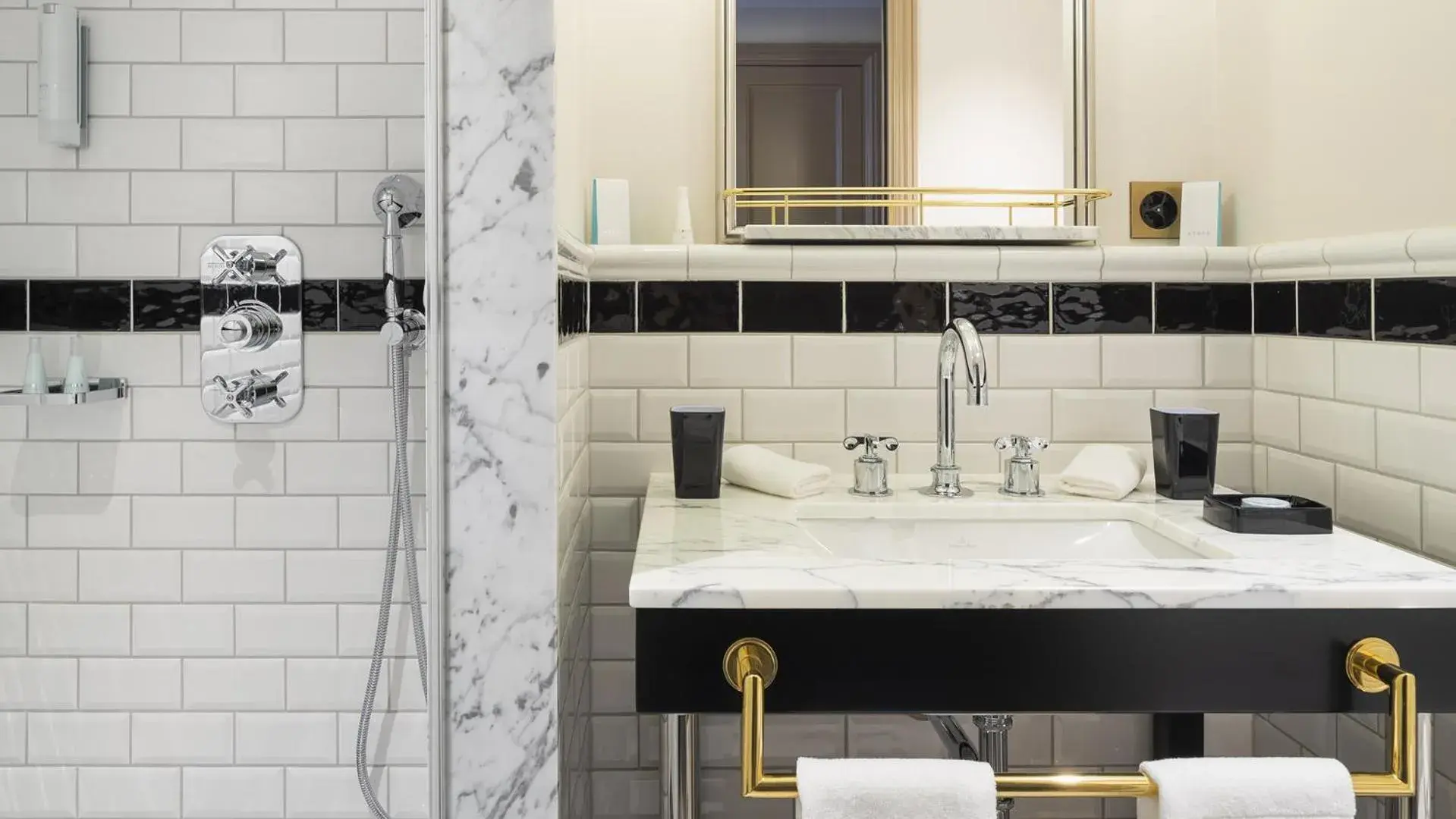 Classic Double Room with Shower in Hôtel Longemalle Classic Double Room with Shower in Hôtel Longemalle