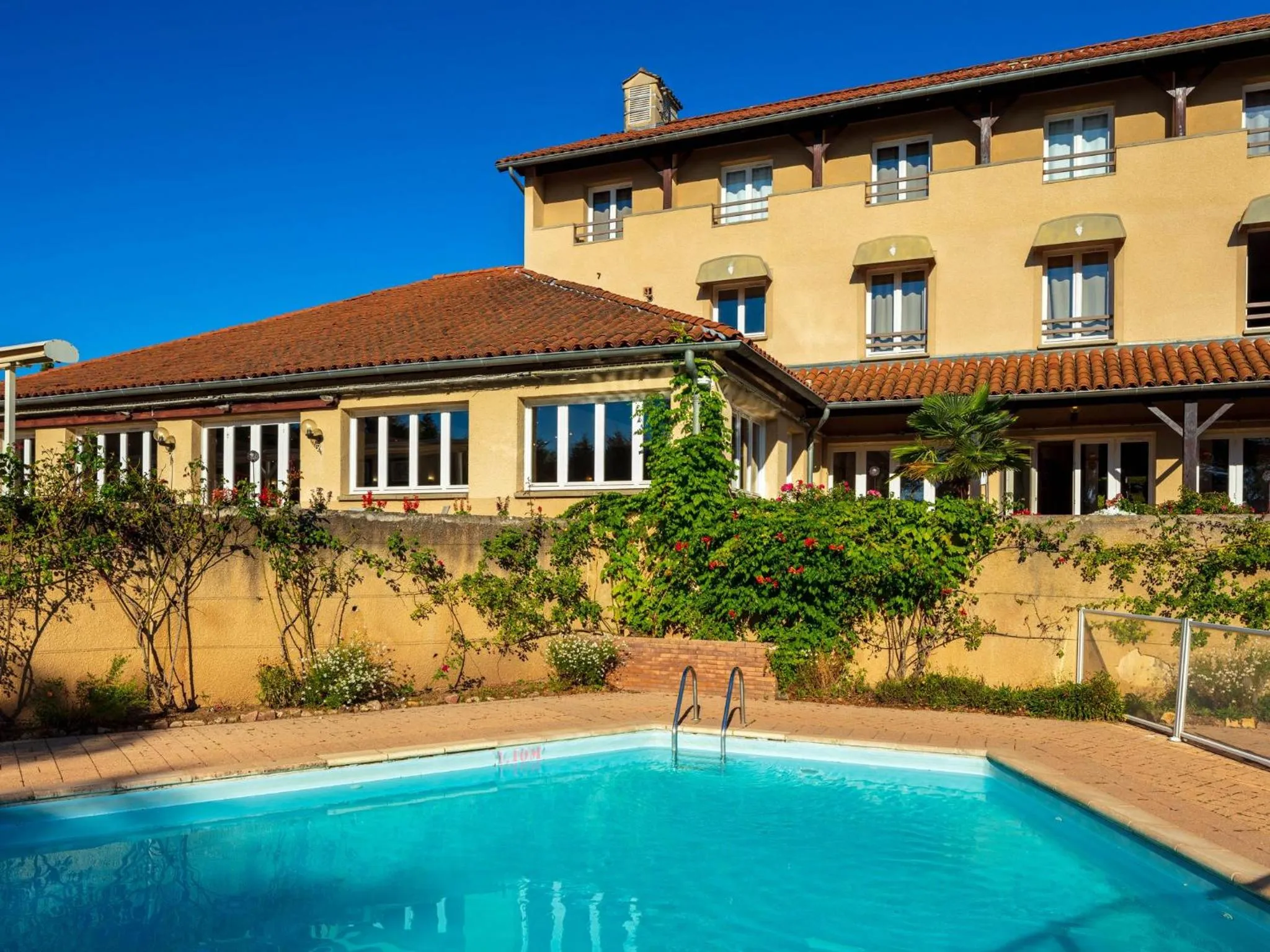 Swimming pool in Logis Hotel Noemys Morgon