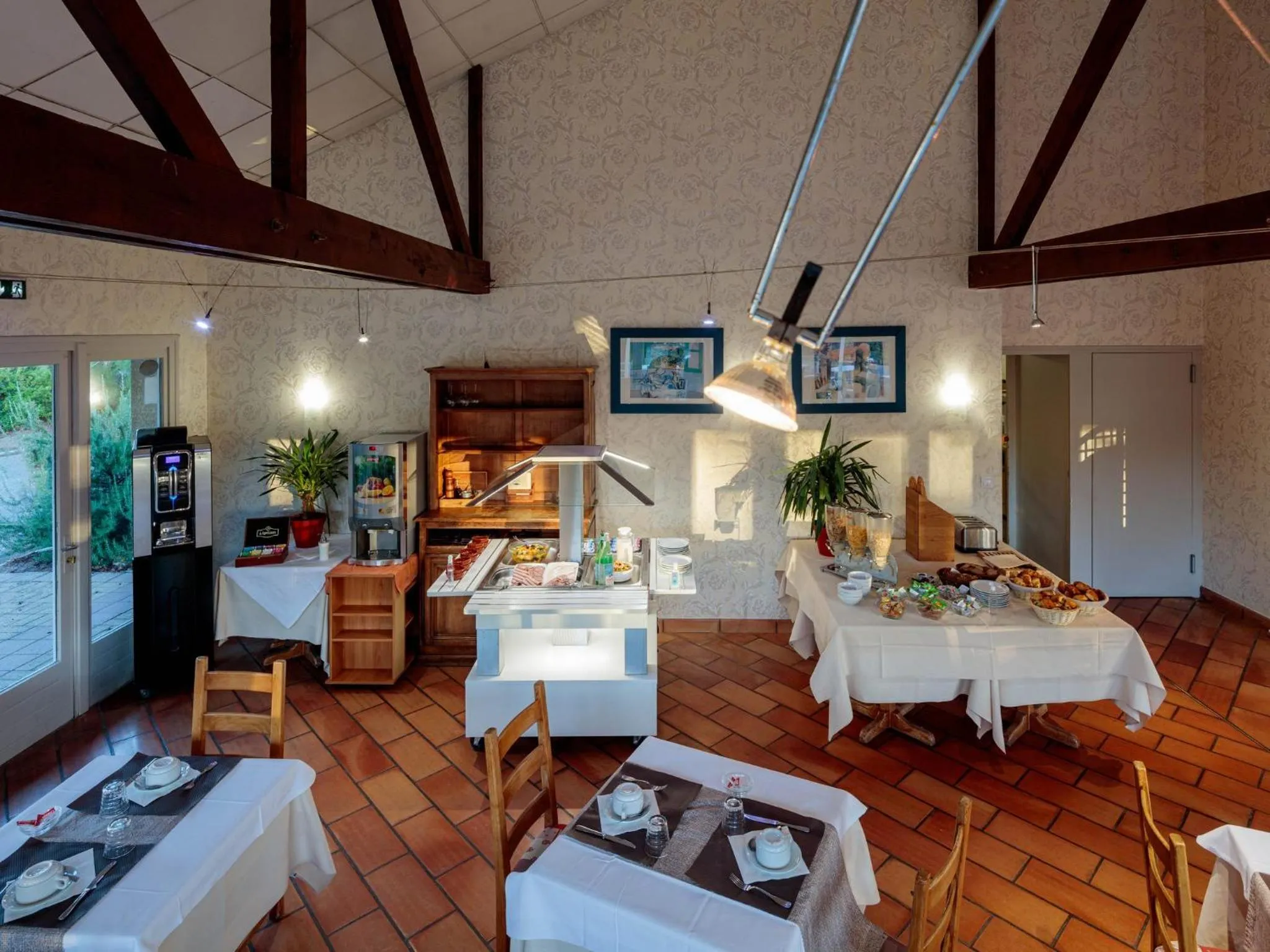 Buffet breakfast, Bed in Logis Hotel Noemys Morgon