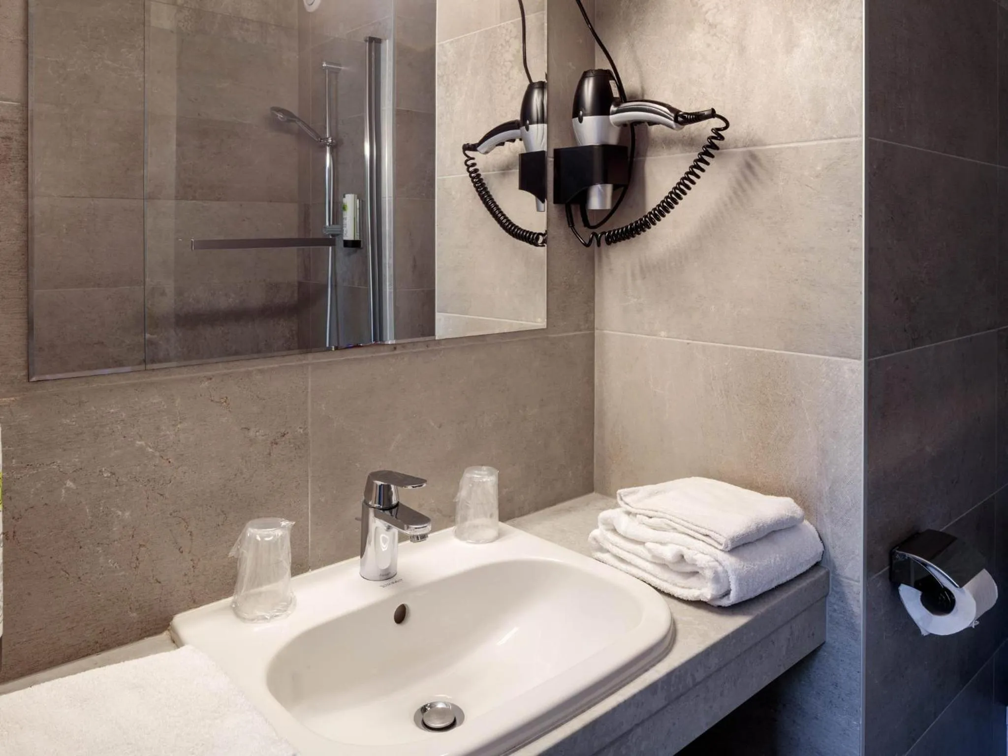 Bathroom in Logis Hotel Noemys Morgon