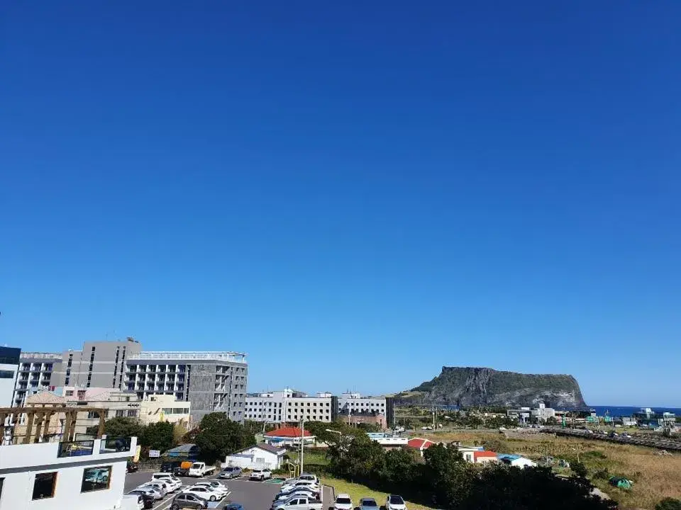 Deluxe King Room with Sea View in Golden Tulip Jeju Seongsan Hotel Deluxe King Room with Sea View in Golden Tulip Jeju Seongsan Hotel