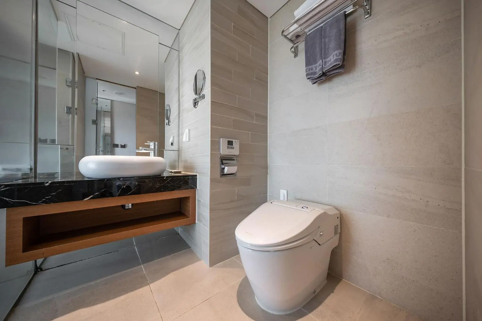 Deluxe King Room with City View in Golden Tulip Jeju Seongsan Hotel Deluxe King Room with City View in Golden Tulip Jeju Seongsan Hotel