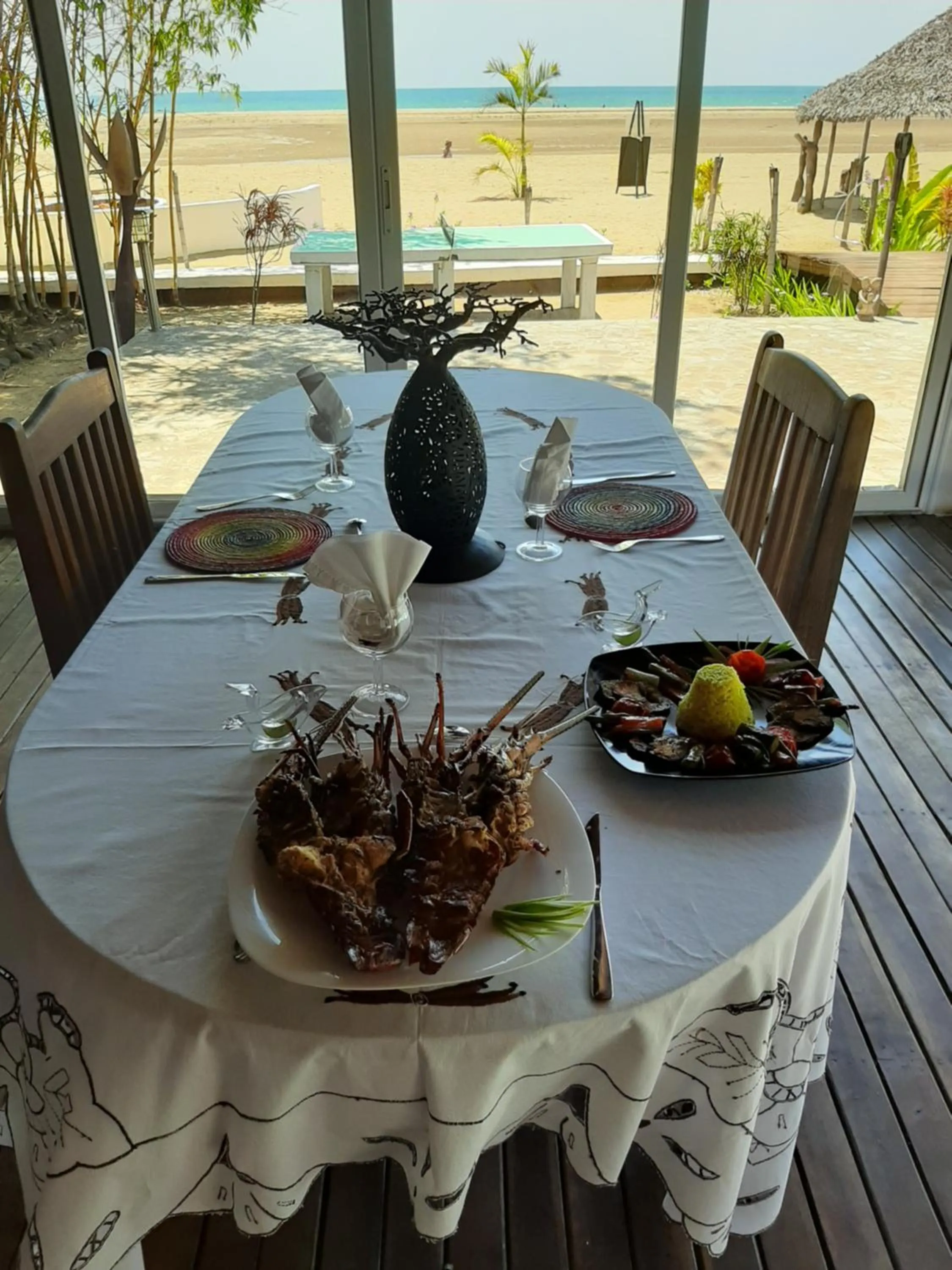 Restaurant/places to eat in Le Moya Beach