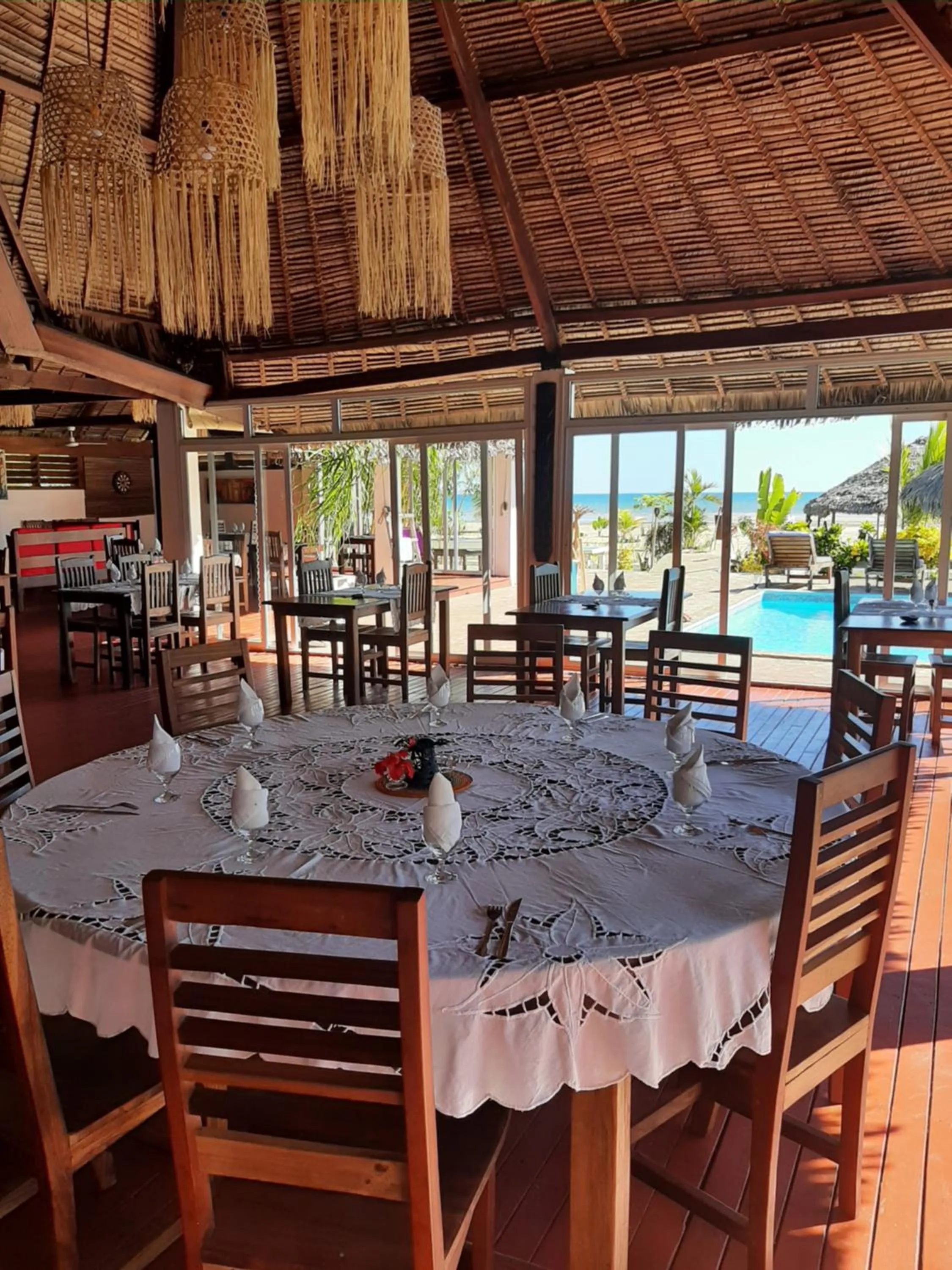 Restaurant/places to eat in Le Moya Beach