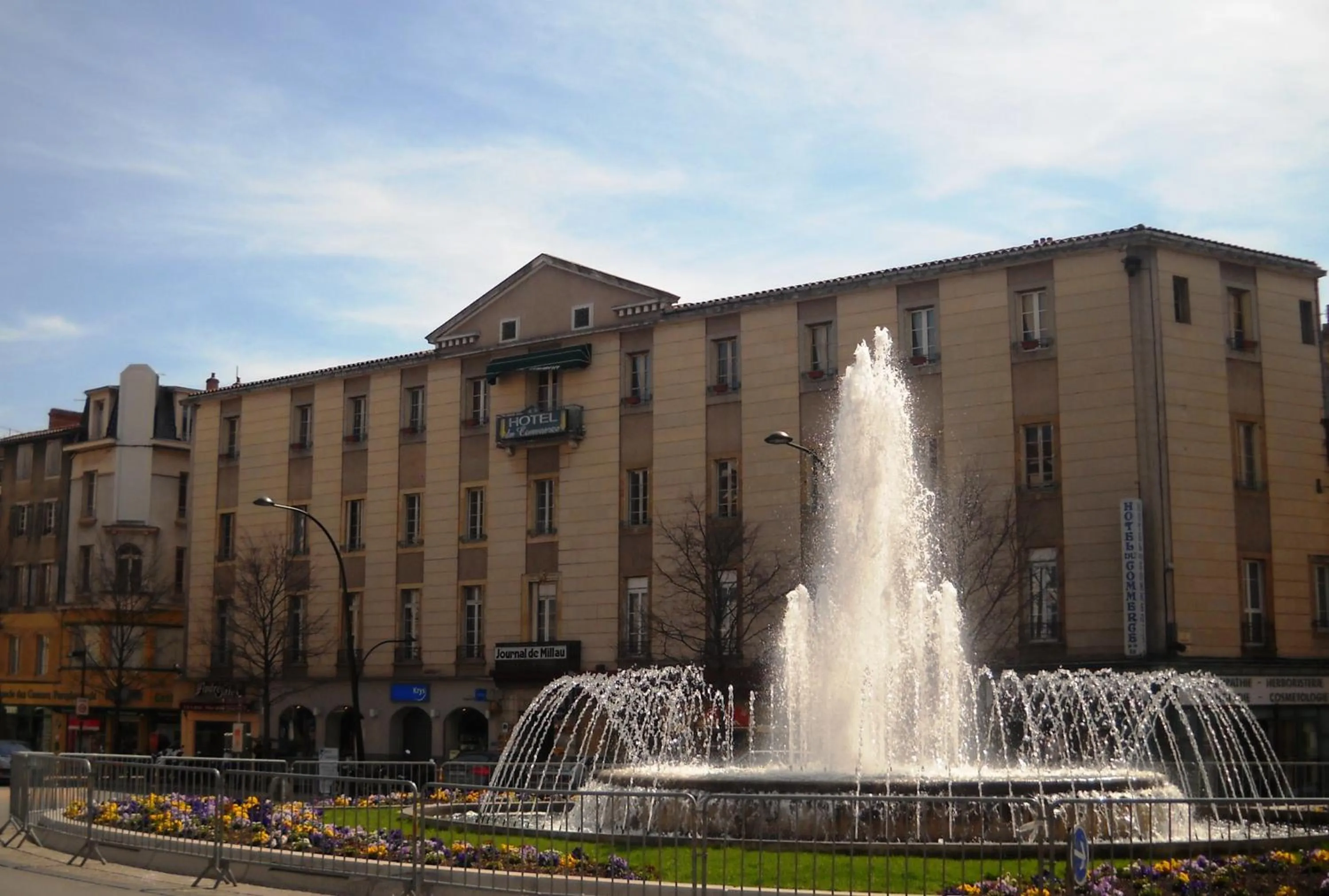 Facade/entrance in Hôtel du Commerce