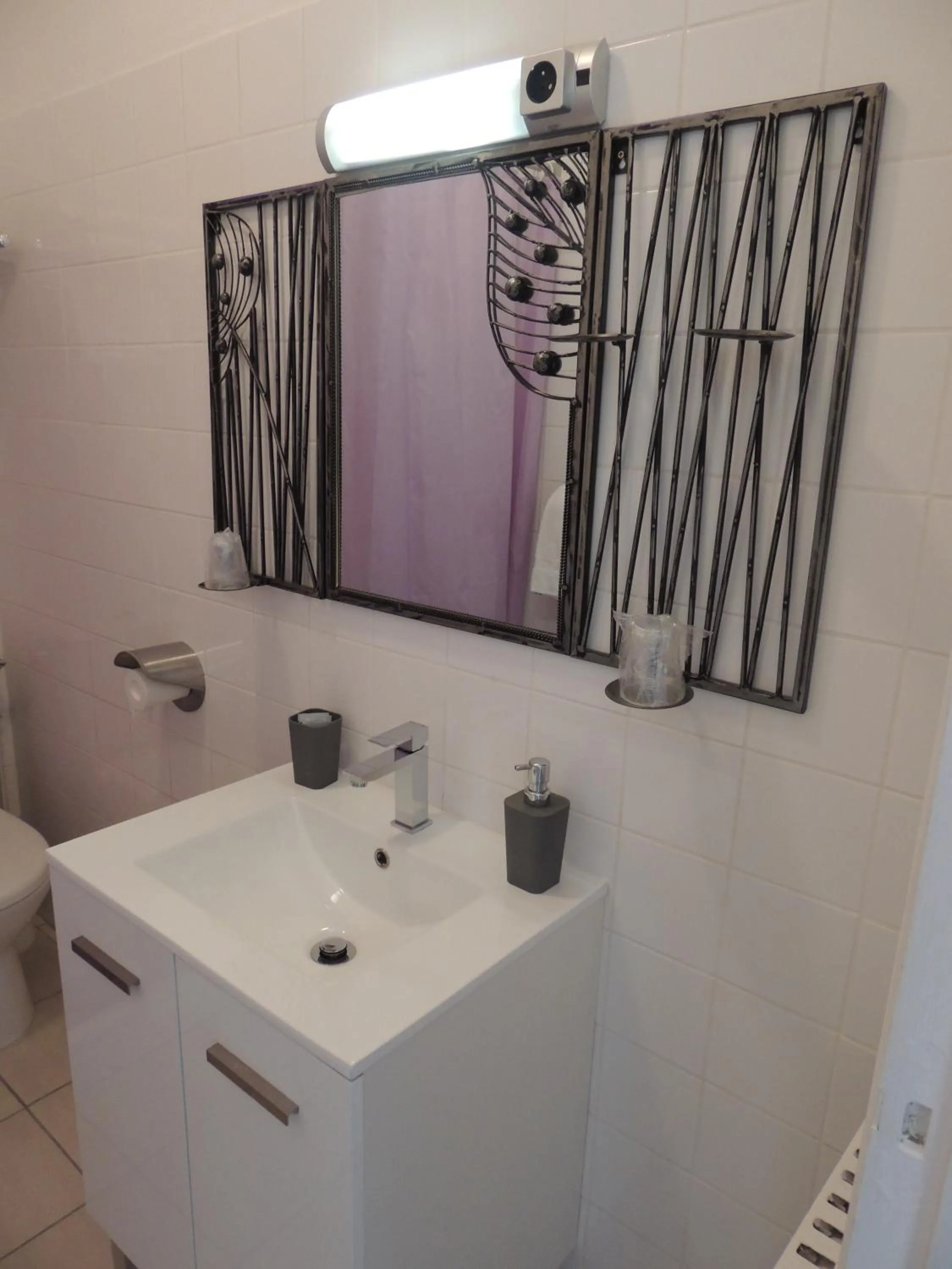 Bathroom in Hôtel du Commerce