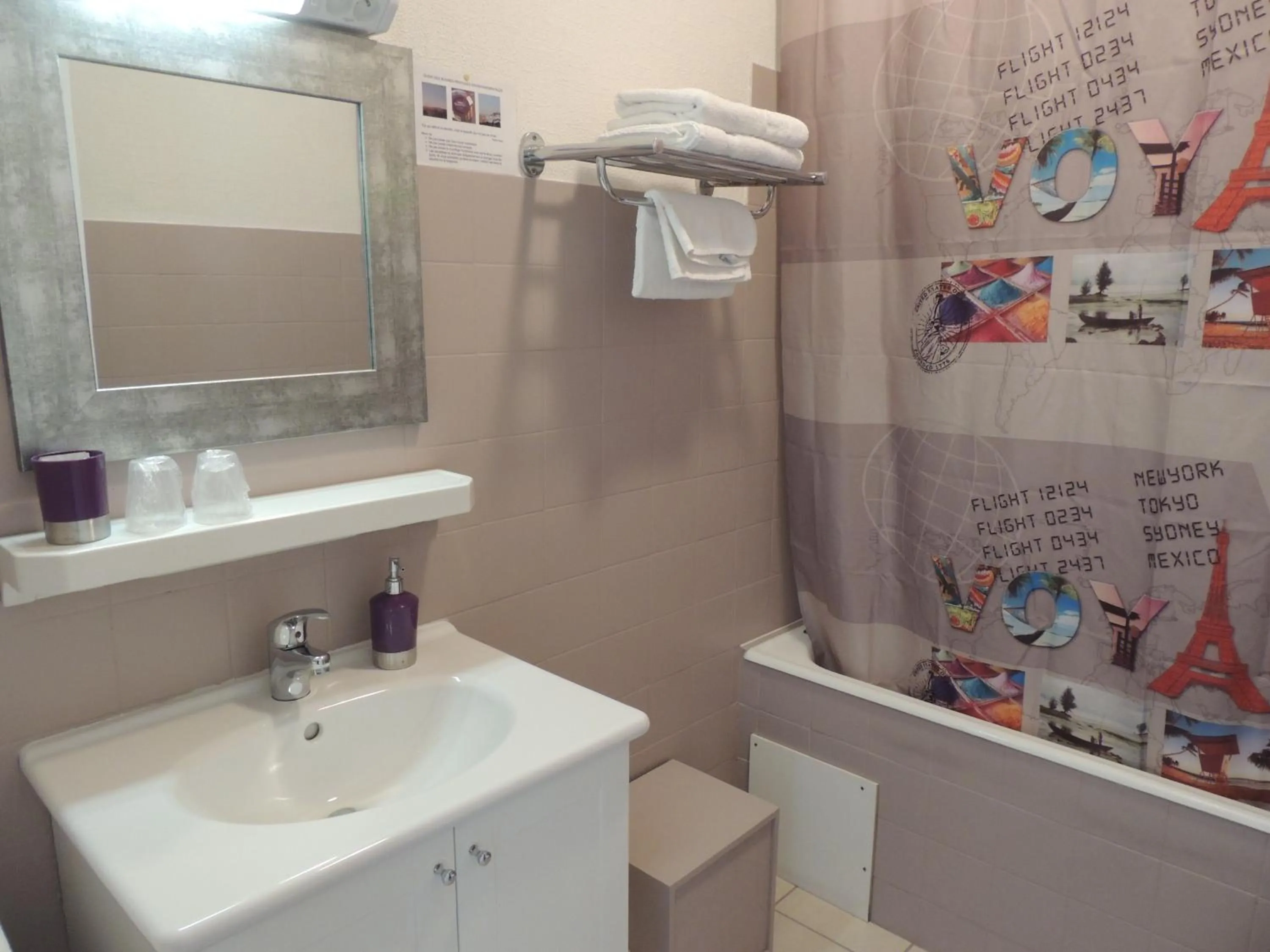 Bathroom in Hôtel du Commerce