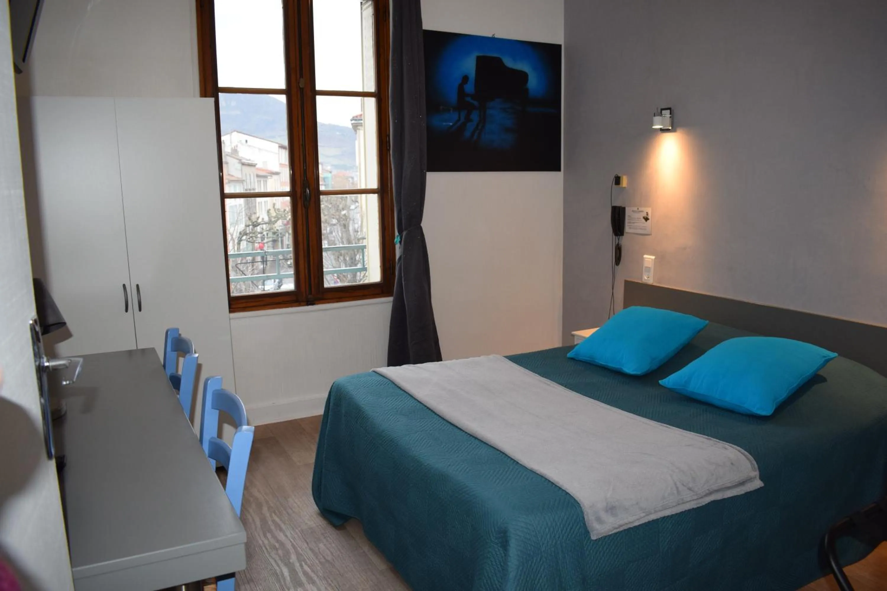 Photo of the whole room, Bed in Hôtel du Commerce