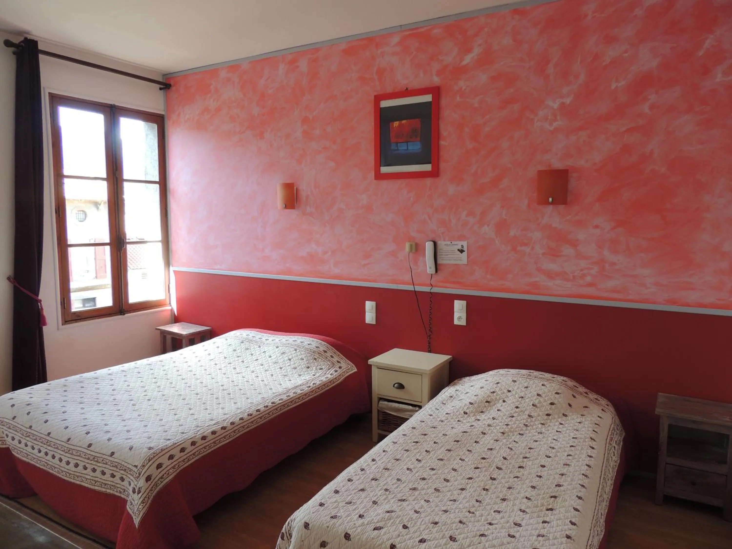 Bed in Hôtel du Commerce