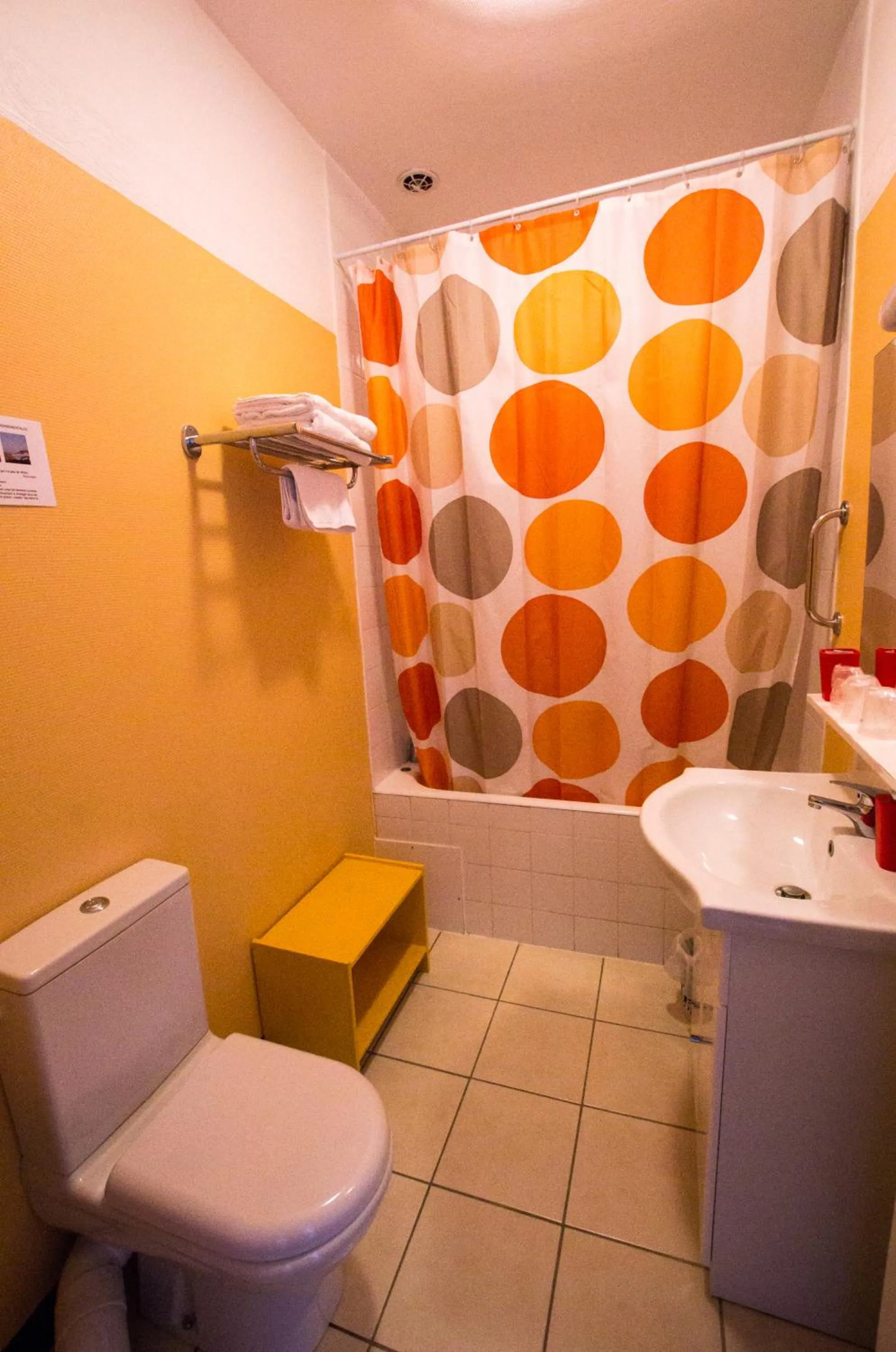 Bathroom in Hôtel du Commerce