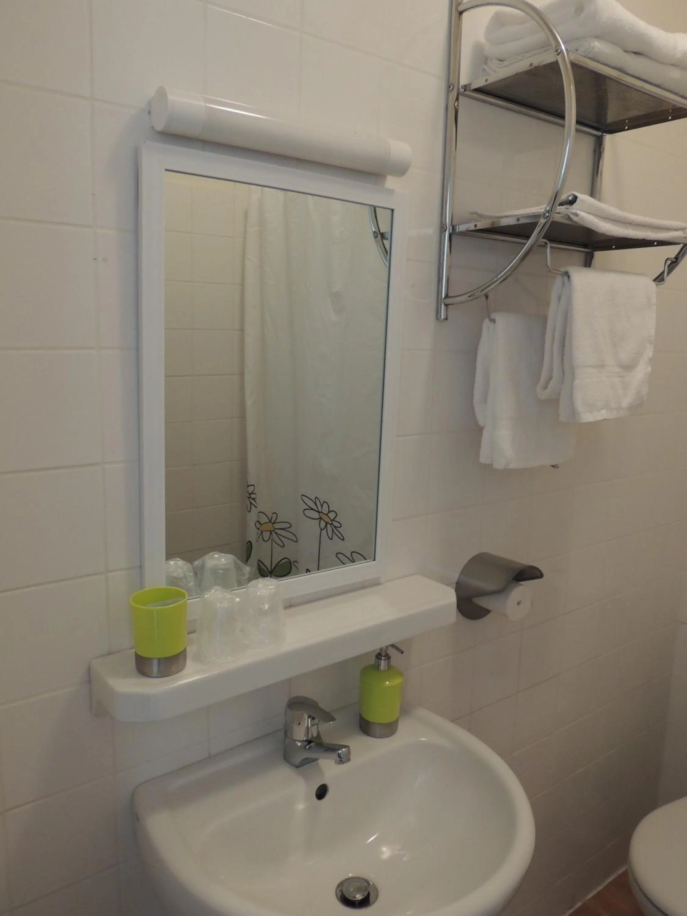 Bathroom in Hôtel du Commerce