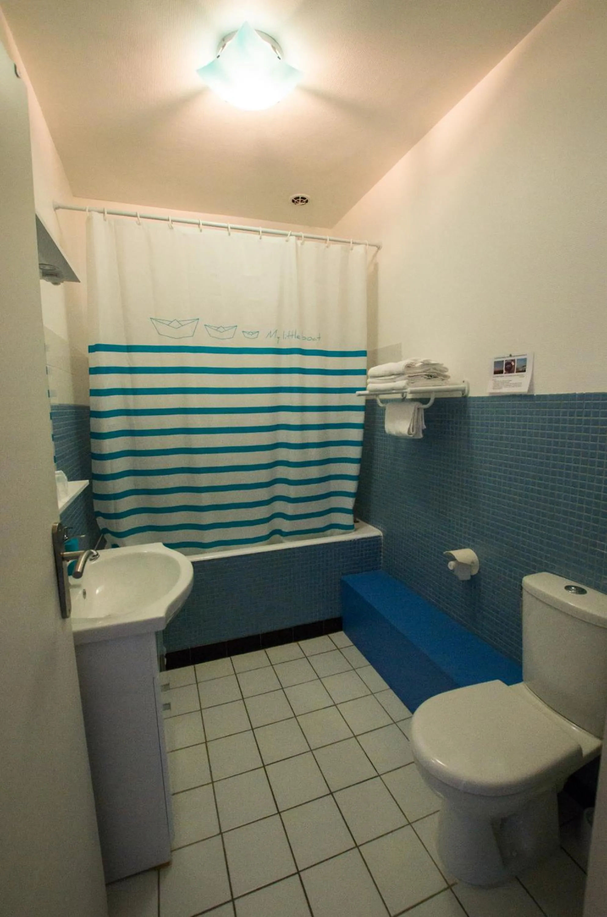 Bathroom in Hôtel du Commerce