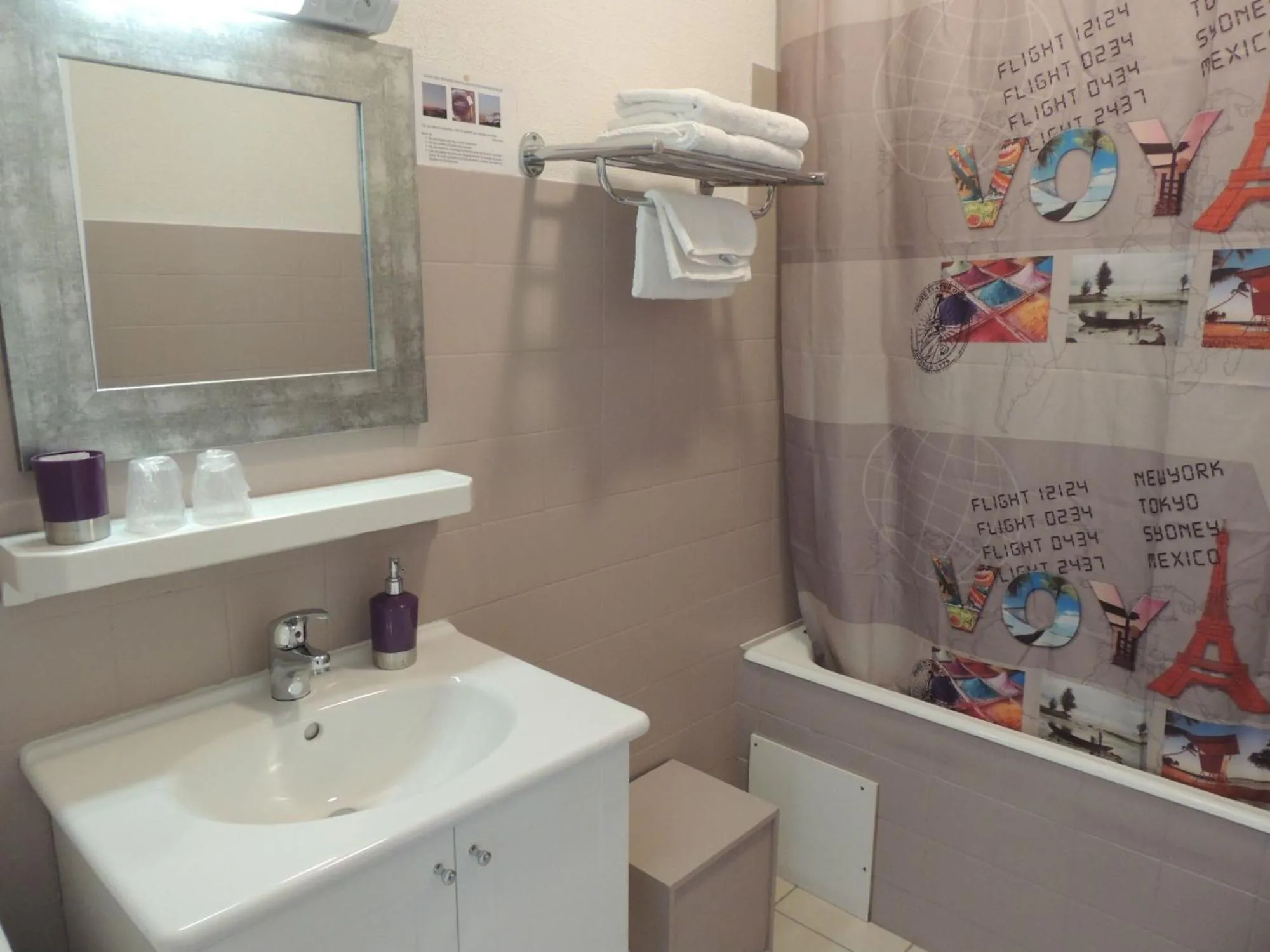 Bathroom in Hôtel du Commerce