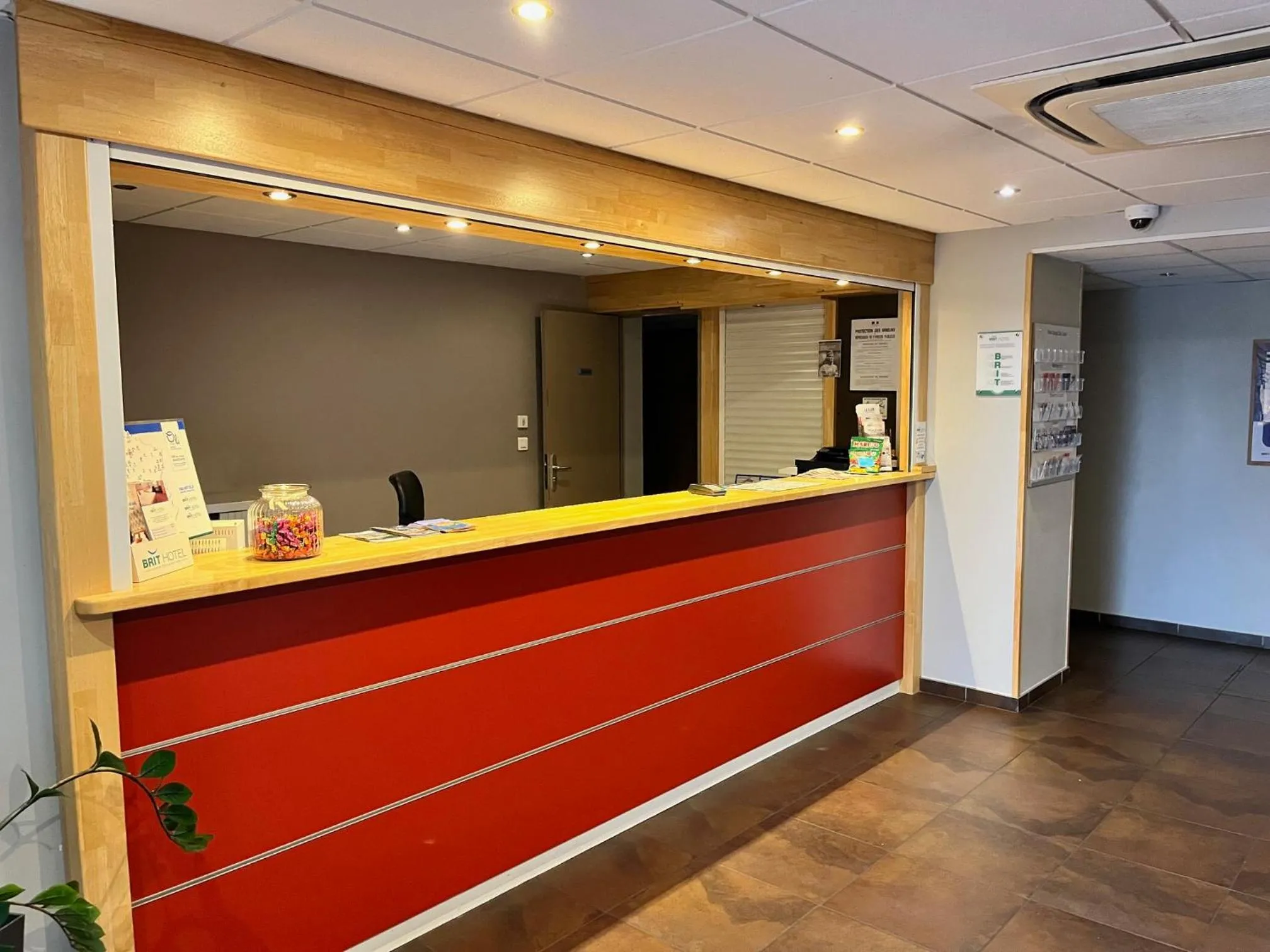 Lobby or reception in Brit Hotel Confort Montauban