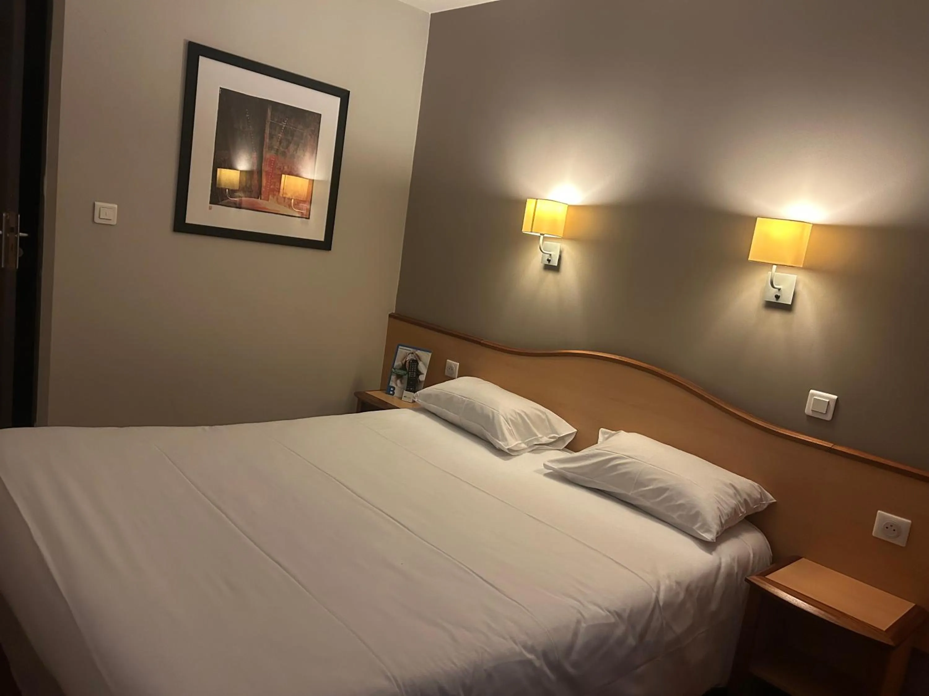 Bedroom, Bed in Brit Hotel Confort Montauban