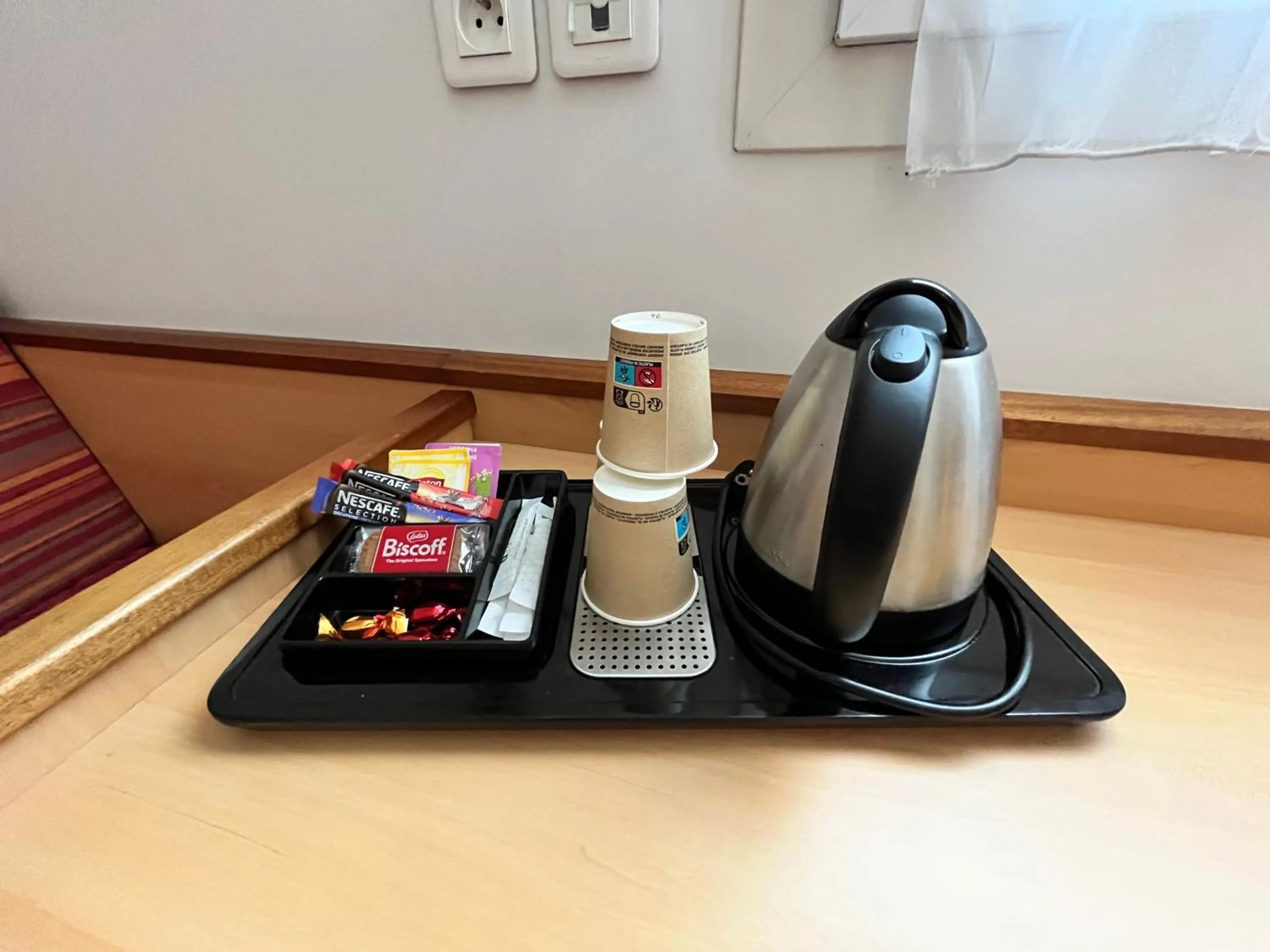 Coffee/tea facilities in Brit Hotel Confort Montauban