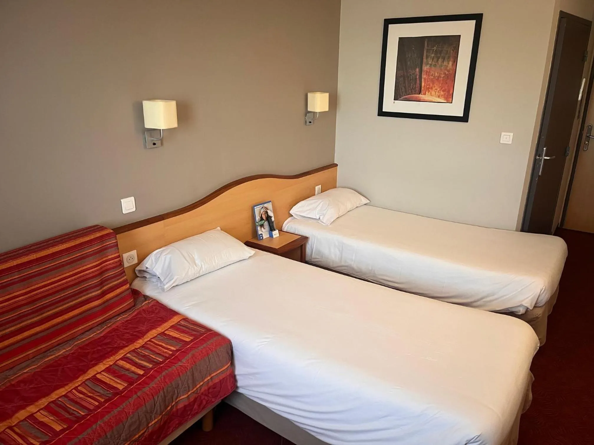 Photo of the whole room, Bed in Brit Hotel Confort Montauban